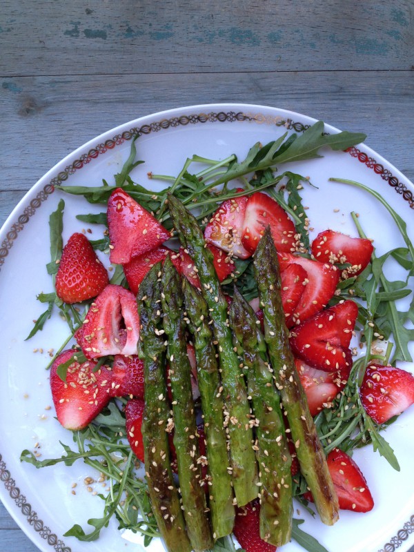 Salat mit Erdbeeren und grünen Spargel
