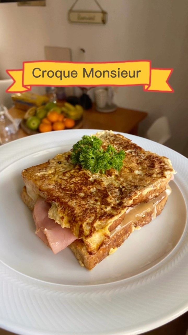 Croque Monsieur  Die Zutaten für diesen französischen Klassiker hat fast jeder zuhause und das Gericht ist echt simple zuzubereiten. Ein leckeres schnelles Frühstück.  #croquemonsieur #croque #monsieur #frankreich #french #sandwich #frenchsandwich #toast #käse #kochschinken #ei #rührei