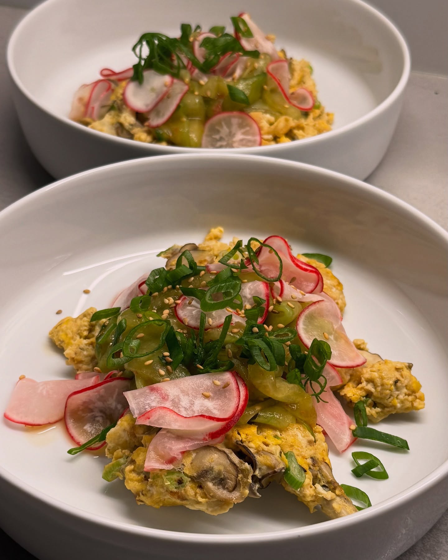 Heute war vegetarisches asiatisches Essen gewünscht. In Anbetracht der sommerlichen Temperaturen kam mir Gurkensalat in den Sinn. Dazu passt Rührei. Den Asia-Twist habe ich dann einfach improvisiert. Die Gurke versteht sich gut mit Sweet-Chili-Sauce. Das Rührei mit hauchdünnen Scheiben Champignons. Der dritte im Bunde - mit Reisessig und Mirin gepickelte Radieschenscheiben.  Das alles mit Sesamöl, gerösteten Sesam, Lauchzwiebeln, etwas Sojasoße - zack fertig Rührei und Gurkensalat nach Daniel San  #gurkensalat #rührei #asia #fusion #asiakitchen #inspirationfood #freestyle #freestylecooking