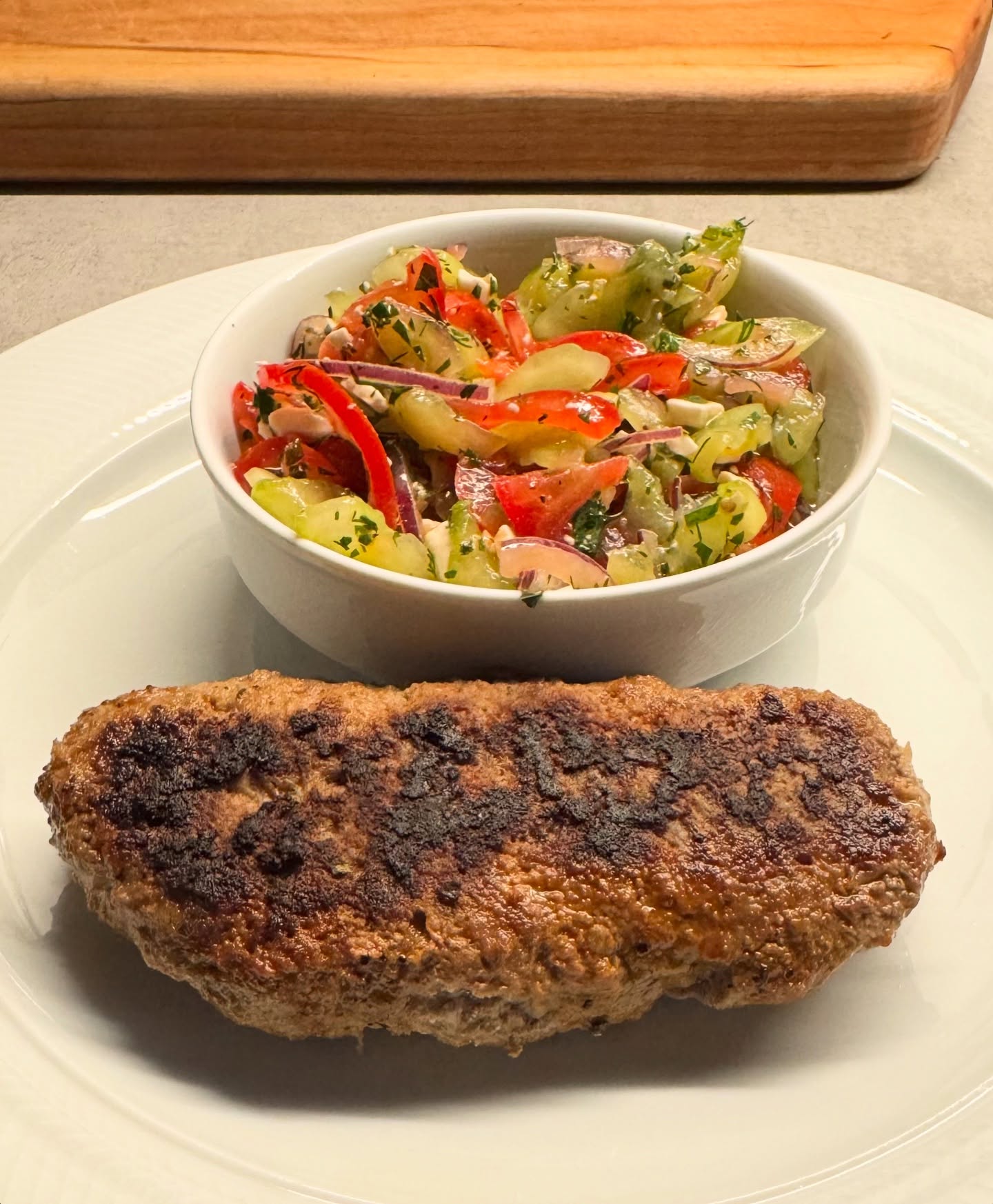 Mein Plan ging voll auf - Bifteki und statt den klassischen Beilagen einfach einen griechischen Gurkensalat.  Soooo lecker und frisch.  Jetzt haben wir eine Knoblauchfahne und einen Ohrwurm aber sind satt und glücklich. Was will man mehr?  Ok, ein Ouzo wäre jetzt fein, aber bei 30°C tut das auch nicht Not.  #greek #greekcuisine #griechisch #griechischeküche #bifteki  #salad #salat #gurke #cucumber #gurkensalat #cucumbersalad #sommergericht #summerdish #sommer #summer #greekstyle #foodie #instafood