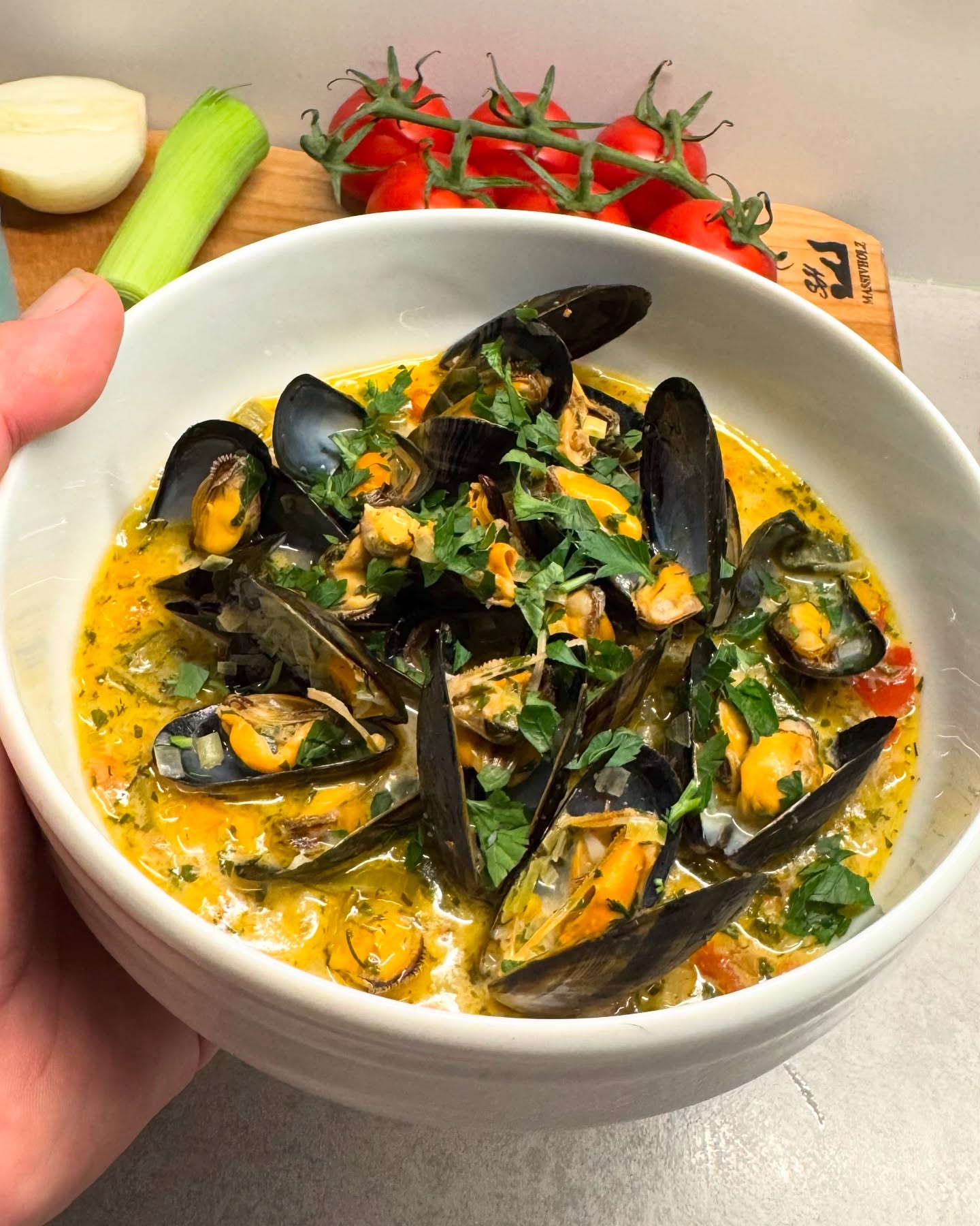 Die letzten Miesmuscheln hatten Conny und ich auf Sylt bei einer Muschelfahrt zu den Muschelbänken vor der Südspitze unserer Lieblingsinsel.  Heute sind wir extra durch die halbe Stadt ins Frischeparadies gefahren um frische Miesmuscheln zu bekommen. Den Sud aus Zwiebel, Lauch, Knoblauch und Möhre sowie Wein habe ich noch mit etwas roter Chilipaste und Miso sowie Sahne abgerundet.  Dazu einfach nur etwas Baguette und ein kühles Glas Chardonnay. Perfektes Soulfood 👌  #muscheln #miesmuscheln #mussels #musselsoup #sommeressen #meer #sea #seafood #muschelliebe