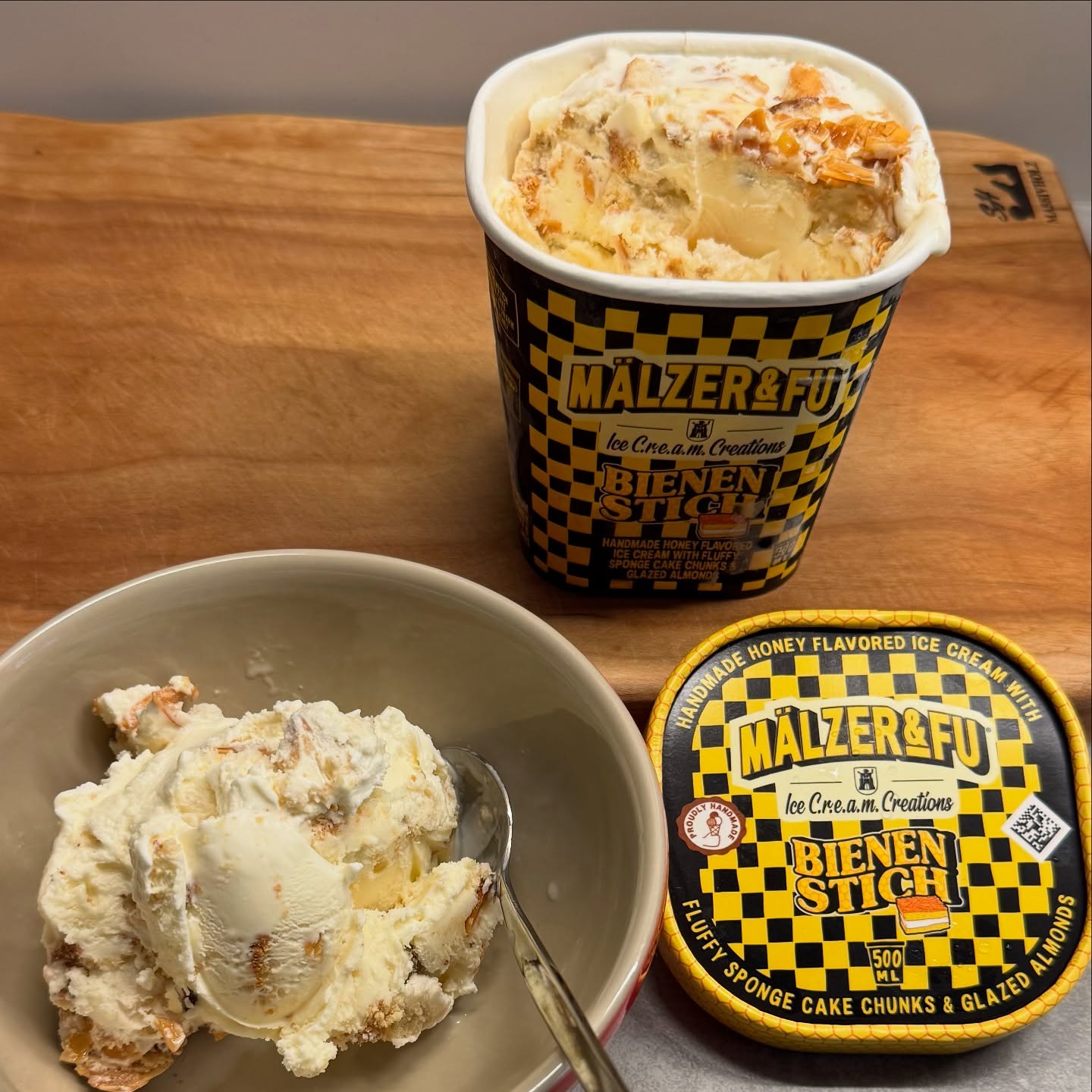 Letztens endlich mal die Sorte „Kaiserschmarren“ von Mälzer & Fu probiert. Nun war auch mal Bienenstich dran.  Was soll ich sagen? Leider auch total lecker, gerade die karamellisierten Mandelsplitter sind eine gute Idee.  Als nächstes versuche ich mal Cappuccino Crisp.  #maelzerandfu #chrisfuboszczyk #timmaelzer #eis #eiscreme #rewe #selbstgekauft