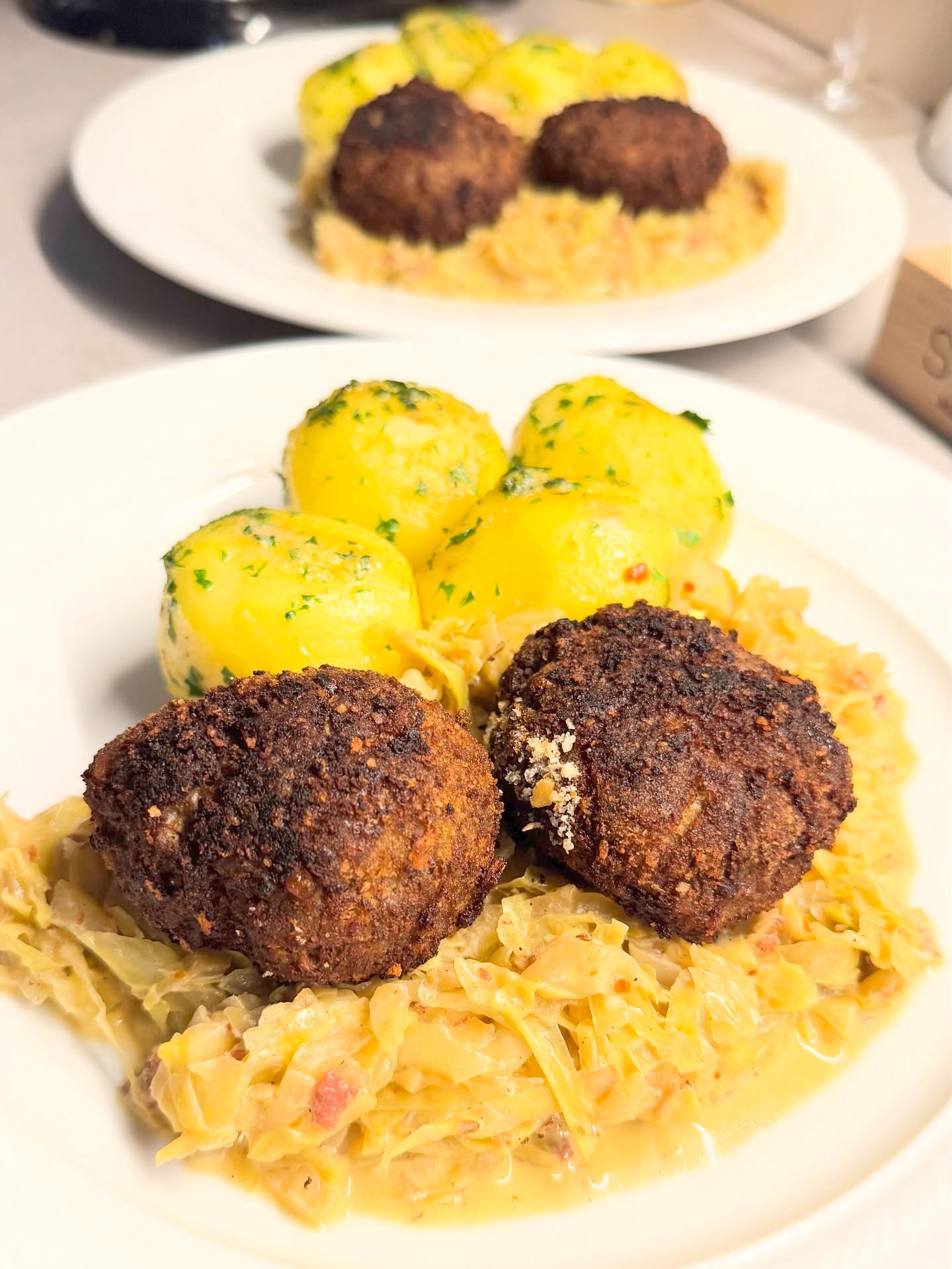 Im Kühlschrank hatten wir noch Vakuumverpackten Spitzkohl der vom letzten Mal noch übrig war. Dazu haben wir gestern Abend in Lehrte, als unser Urlaubsmobil am Strom hing gleich noch ein paar Kleinigkeiten eingekauft, unter anderem Bio Hackfleisch. So gab es heute Buletten mit Rahmspitzkohl und Petersilienkartoffeln. 😋  #lecker #buletten #bouletten #klops #frikadellen #fleischküchle #fleischpflanzerl #spitzkohl #rahmspitzkohl #rahm #gemüse #kartoffeln #petersielienkartoffeln #foodstagram #instafood