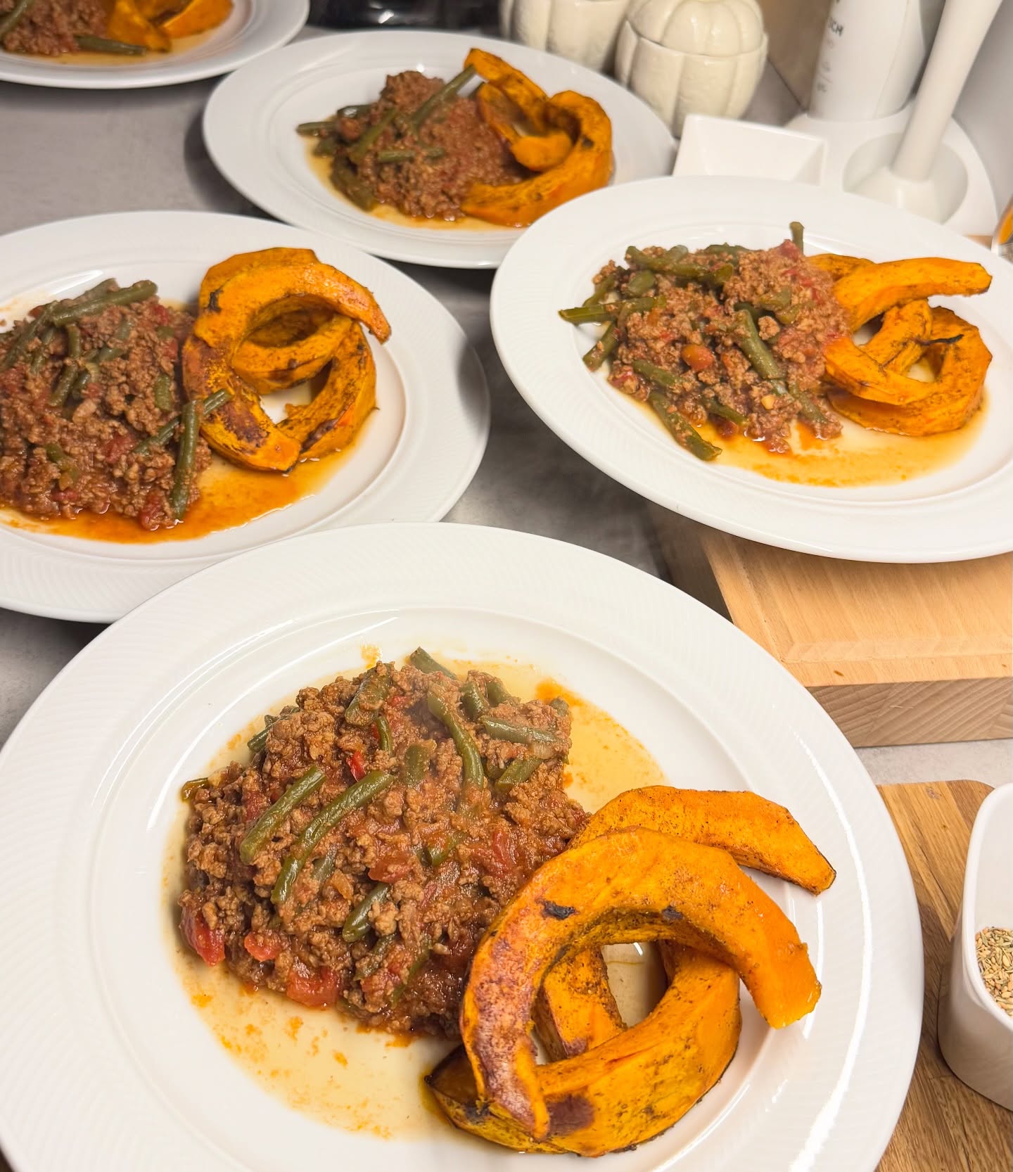Für gute Freunde heute das Chili con Carne von Tarik Rose zubereitet und als Beilage im Ofen geschmorten Hokkaidokürbis mit Orangensaft und Curry. Super Kombination. Gewünscht war Lowcarb und ich denke mit diesem Gericht habe ich das gut umgesetzt. Lecker war es auf jeden Fall.  #foodporn #chiliconcarne #tarikrose #kochenfürfreunde #foodie #lowcarb #kürbis #ofenkürbis #foodblogger
