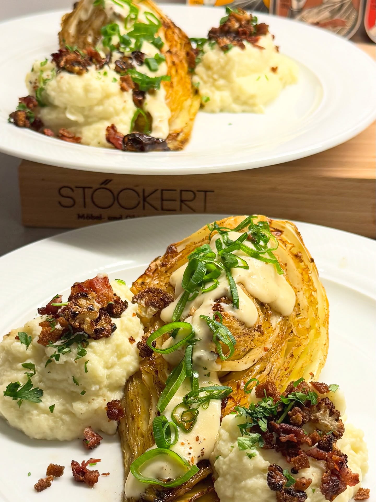 Hier nun das Ergebnis - im Ofen geschmorter Spitzkohl mit Blumenkohlcreme und Blumenkohl-Speck-Brösel. Sehr lecker und wer den Bacon weglässt hat ein leckeres Vegetarisches Gericht. Ohne die Sahne und den Parmesan (in der Creme) und den Bacon auch schnell vegan realisierbar.  #spitzkohl #schmorkohl #ofenspitzkohl #blumenkohlcreme #kohl #kohlgericht #herbstgerichte