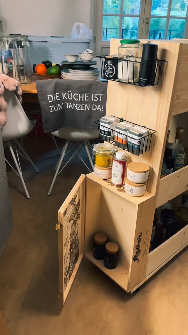 Mal wieder an meinem kleinen mobilen Küchenschrank weiter gearbeitet. Was haltet ihr davon ?  #diy #küchenschrank #mobilerküchenschrank #küchenmöbel #platzistinderkleinstenhütte #selbstgebaut