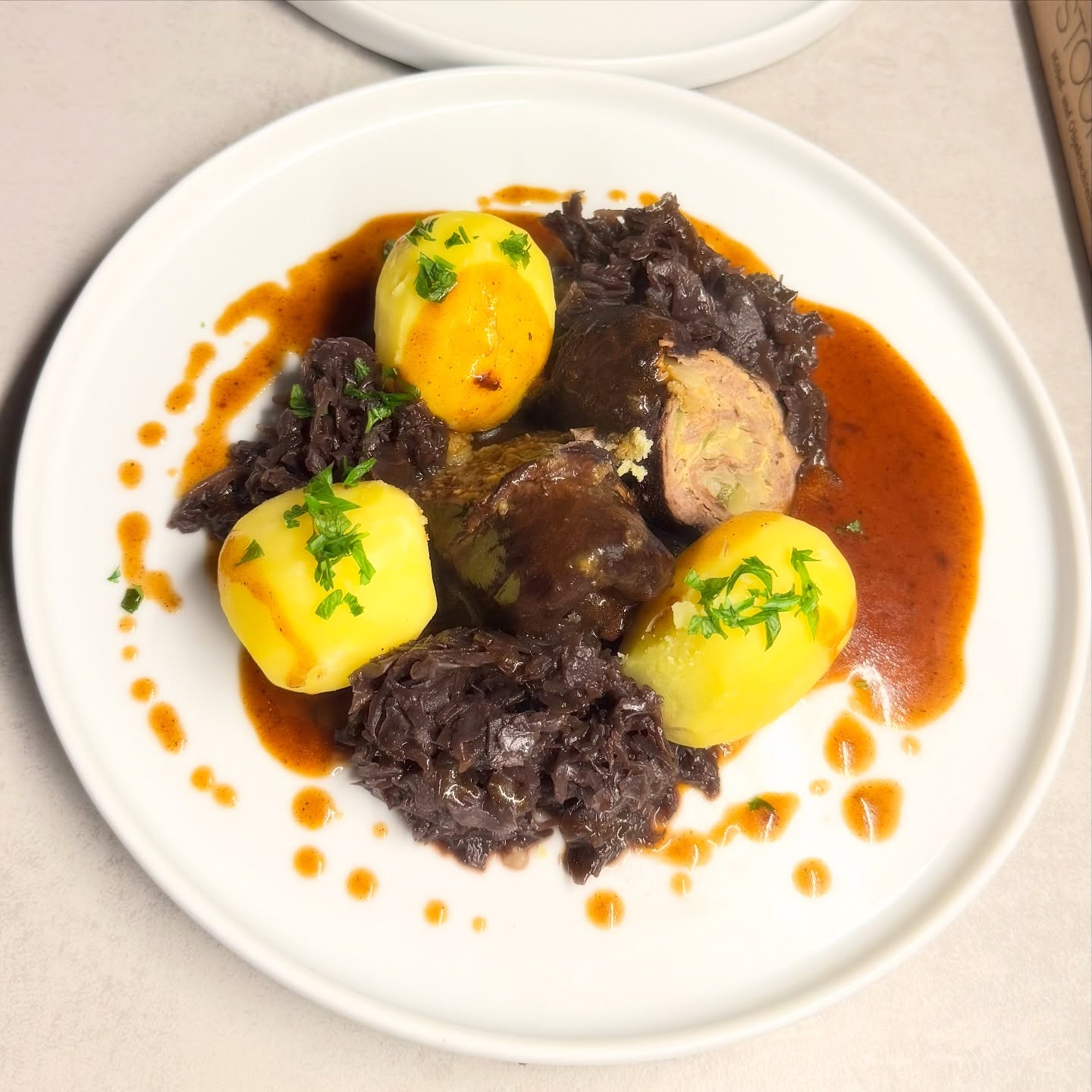 Sehr lecker - Rinderrouladen mit Rotkohl und Kartoffeln. Leider nicht sehr fotogen. Ich arbeite daran. 😄  #rinderrouladen #kartoffeln #rotkraut #blaukraut #rotkohl #kannbesserkochenalsfotografieren #lecker #hausmannskost