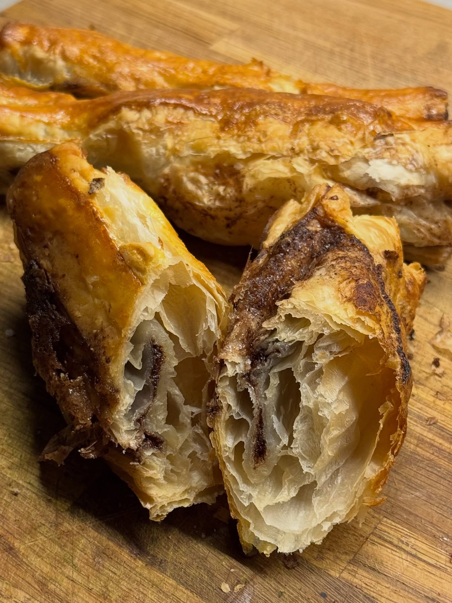 Conny hat letztens in diesem Internetz ein Rezept mit Blätterteig-Franzbrötchen gesehen.  Spontan heute Besuch von Jacky & Julia bekommen und mich an den Blätterteig im Frost erinnert. Butter, Zucker und Zimt umgaben wir immer da.  1. Blätterteig auftauen 
2. 75g Butter in einem Topf schmelzen 
3. 3 EL Zucker und 3 EL + 1 Prise Salz verrühren 
4. Blätterteig damit bestreichen und am oberen Ende einen Streifen frei lassen. 
5. aufrollen und mit einem verquirlten Ei bestreichen 
6. bei 230°C Umluft goldbraun backen.  Schmecken lassen.  #backen #schnellebackrezepte #wennplötzlichbesuchkommt #blätterteig #franzbrötchen #zucker #zimt #butter