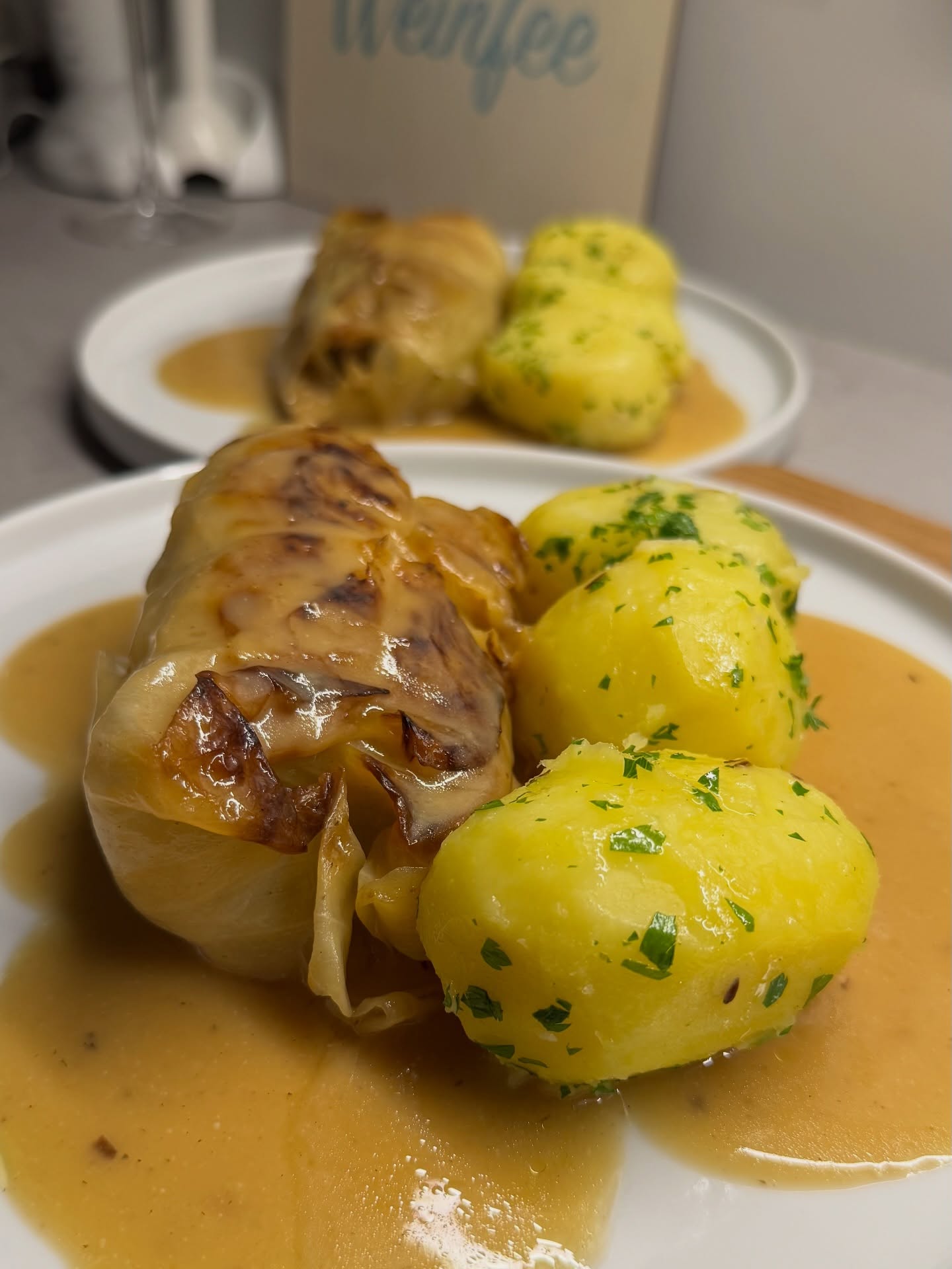 Seit Kindheitstagen liebe ich Krautrouladen oder wie einige sie nennen Krautwickel. Machen zwar ein wenig Arbeit aber das lohnt sich.  Abgesehen davon lässt sich aus den Grundzutaten, Kohl und Hackfleisch, ein mega leckerer Krauteintopf mit Hackbällchen zubereiten.  Nachhaltig und Saisonal und Lecker.  #kohl #kraut #weißkohl #weisskraut #kohlrouladen #krautrouladen #krautwickel #herbst #herbstküche #kohlgericht