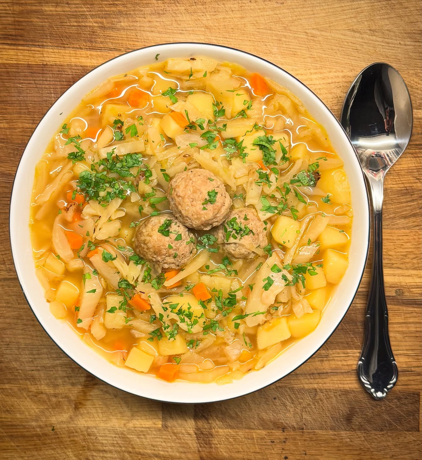 Gestern gab es Kohlrouladen und heute Weißkohleintopf mit Hackbällchen. Beste Resteverwertung überhaupt.  #herbstzeit #eintopfzeit #eintopf #krauteintopf #weißkrauteintopf #kochen #kochenistliebe #foodie #leipzig #foodblog