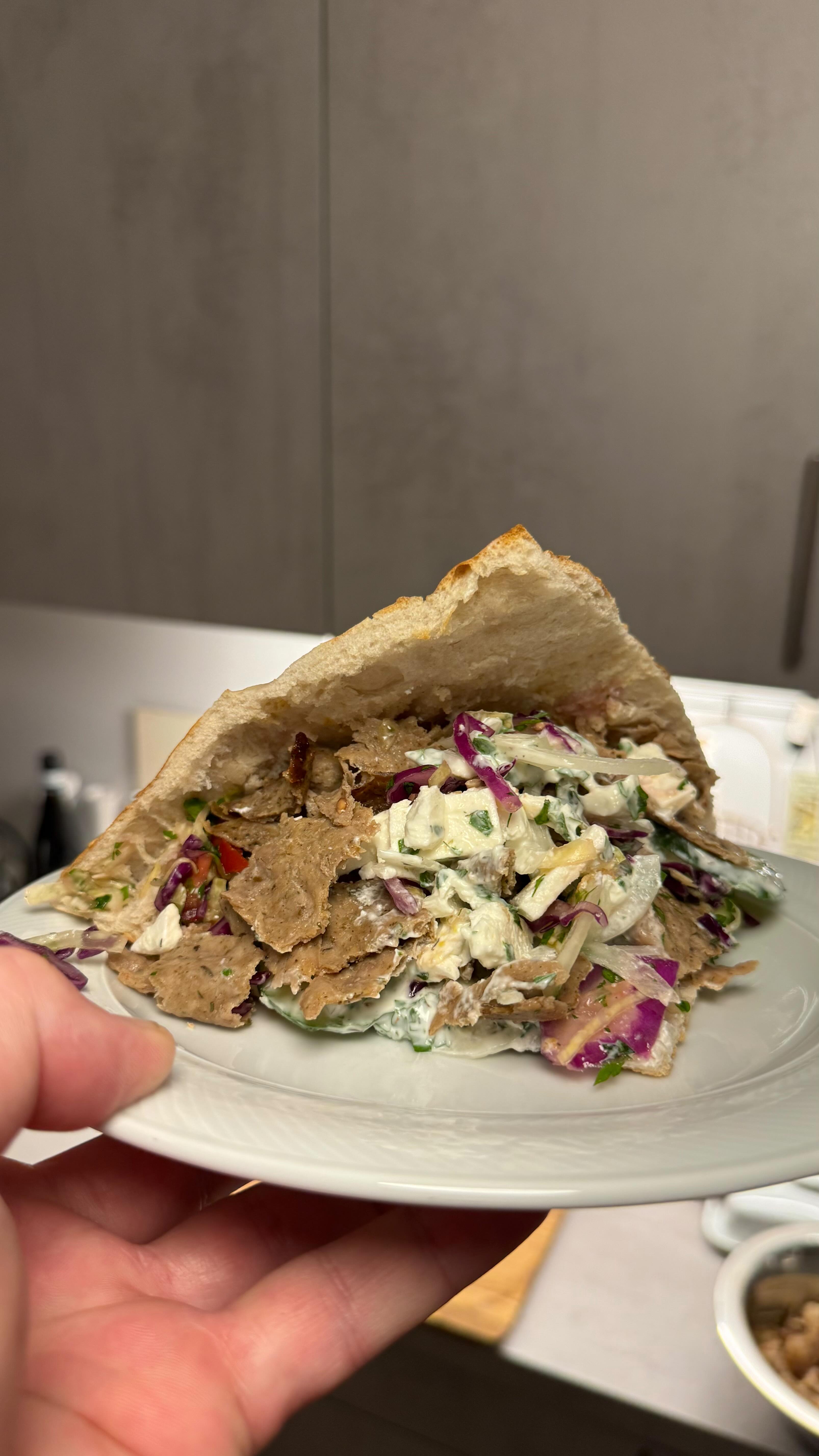 Dieser virale Backpapier-Döner hat mich echt neugierig gemacht ob das wirklich an einen Döner Kebab vom Lieblingsdönermann herankommt.  Also alle Zutaten gekauft und gestern mal nachgemacht. 
Was soll ich sagen? Das Ergebnis ist total verblüffend. Ich hab sogar den Geschmack getroffen von unserem Lieblingsdöner.  Das Hackfleisch, wir haben Schwein genommen, habe ich mit Salz, Pfeffer, Kreuzkümmel gewürzt und 2 EL griechischen Joghurt dazugegeben. Dann ganz flach zwischen zwei Bögen Backpapier ausgerollt. Dann wird der oberer Bogen entfernt und das ganze aufgerollt. Die Rollen dann bei 200° C Umluft 30 min. gebacken.  In dieser Zeit die Kräutersoße zubereiten und das Gemüse schneiden. Die Rezepte schreib ich dann noch in den Blog.  Einen Döner zu belegen sieht immer so einfach aus, ist es aber nicht.  Machen wir definitiv wieder und ich will auch das ganze mal mit Kalbshack probieren.  #viral #hackfleisch #döner #homemade #backpapierdöner #dönerkebab #hackfleischdöner