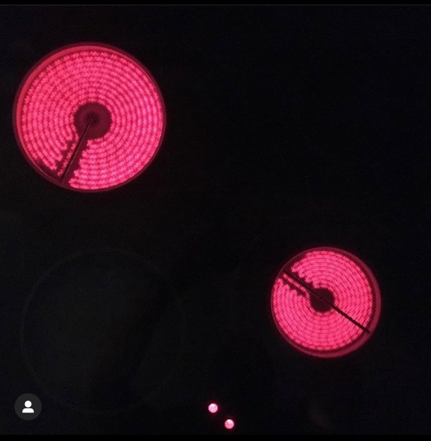 Advent, Advent, die zweite Platte brennt.  Schönen zweiten Advent euch und euren Familien 🕯️🕯️  #herdplattenadventskranz #allejahrewieder #klassiker #gastrole #leipzig #foodblogger #advent