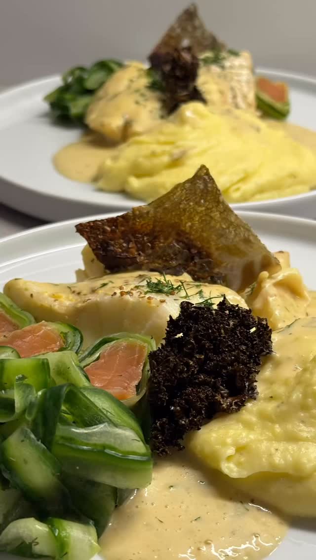 Schon lange hatte Conny Appetit auf Kochfisch in Senfsauce. Gestern habe ich ihr diesen Wunsch erfüllt und es war sehr lecker.  Kabeljau in Senfsauce, Kartoffelpüree, Gurkensalat mit gebeiztem Lachs und Grünkohlchip und Hautchip.  #kabeljau #fisch #senfsoße #senfsauce #kochfisch #katroffelpüree #kochen #foodblog #foodstagram #instafood #leipzig #kochenistliebe