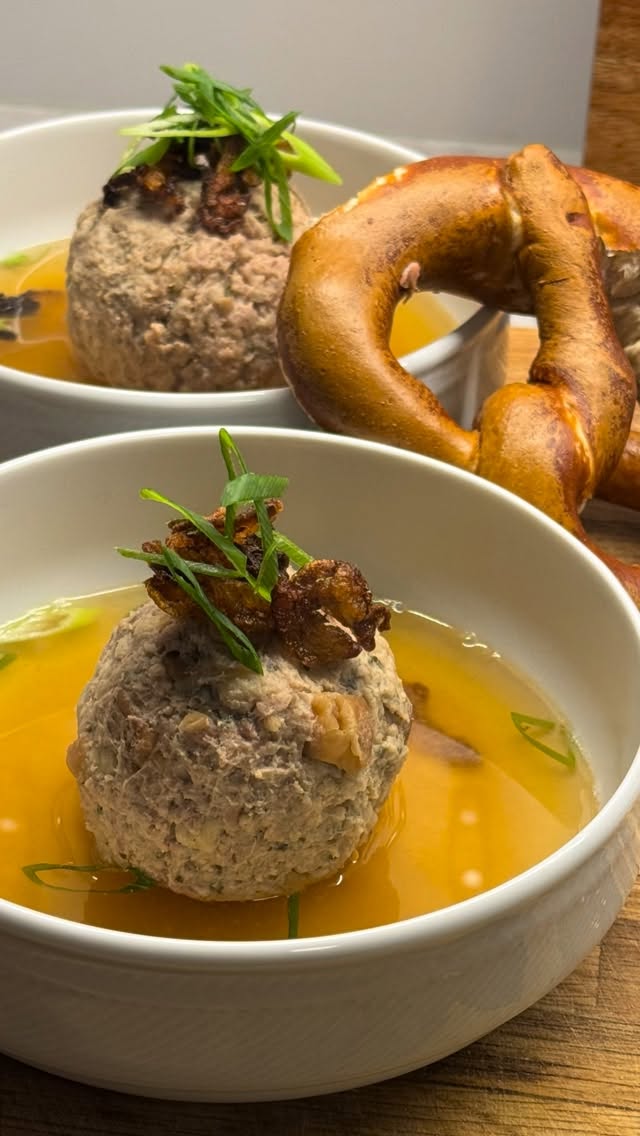 Kennt ihr schon dies leckere und einfache Gericht?  Bratwurst-Brezelknödel-Suppe in kräftiger Rinderbrühe mit Röstzwiebeln und Frühlingslauch.  Das Rezept dazu gibt es auch im Blog, allerdings braucht man dazu eigentlich keine großen Erklärungen.  Grobe und feine ungebrühte  Bratwurst aus dem Darm fummeln und zusammen mit dem kleingeschnittenen Brezeln und frischer Petersilie (wenn nicht vergessen wurde welche zu kaufen) vermengen, zu Kullern formen und in der heißen Brühe langsam garen. Fertig. 👌  #bratwurstbrezelknödelsuppe #rinderbrühe #leichteküche
