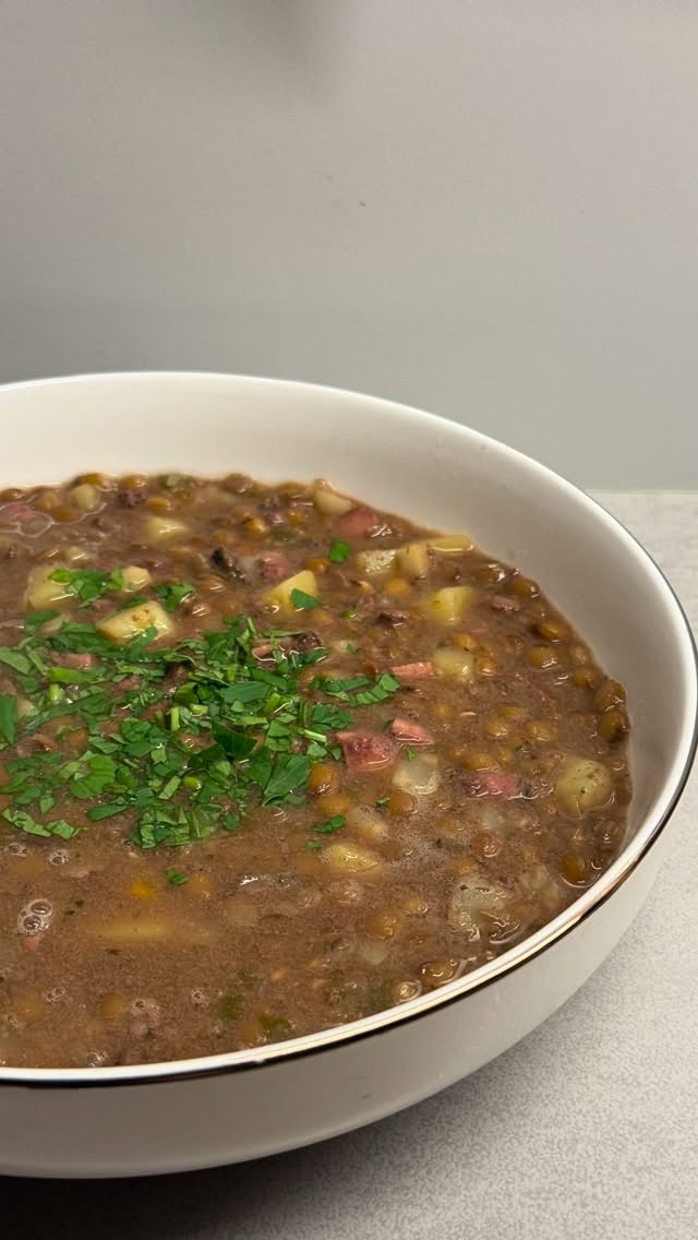 🍲 Linseneintopf Süß-Sauer mit Blutwurst
🛒 Zutaten
1 Packung Linsen (z.B. Tellerlinsen)
Geräucherter Bauchspeck
Blutwurst (in Würfel geschnitten)
1 Zwiebel
Kartoffeln (ca. eine Handvoll), gewürfelt
Suppengrün (2 Bund)
Für die Brühe: Grob geschnittenes Gemüse und Schalen
Für den Eintopf: Fein gewürfeltes Gemüse (Brunoise)
Petersilie (zum Garnieren)
Gewürze: Salz, Pfeffer, Zucker, Essig
Optional: Lorbeerblätter, Pimentkörner, Wacholderbeeren  📝 Zubereitung
Brühe ansetzen: Zwiebel halbieren und Schnittflächen in einem großen Topf anrösten. Speck, grob geschnittenes Gemüse, Schalen und optional Gewürze (Lorbeer, Piment, Wacholder) hinzufügen. Mit Wasser aufgießen und ca. 1 Stunde bei kleiner Flamme köcheln lassen.
Abseihen: Die Brühe durch ein Sieb passieren und zurück in den Topf geben.
Eintopf kochen: Die gewaschenen Linsen, die gewürfelten Kartoffeln und das fein gewürfelte Gemüse zur Brühe geben. Langsam köcheln lassen, bis die Kartoffeln weich sind.
Fertigstellen: Kurz vor dem Servieren die gewürfelte Blutwurst hinzufügen und ziehen lassen.
Abschmecken: Mit Salz, Pfeffer, Zucker und Essig süß-sauer abschmecken. Mit Petersilie bestreuen.  #Linsen #Linseneintopf #Linsensuppe #Rezept #rezeptreel #instagram #foodstagram #kochvideo #rezeptimblog #fy #eintopf