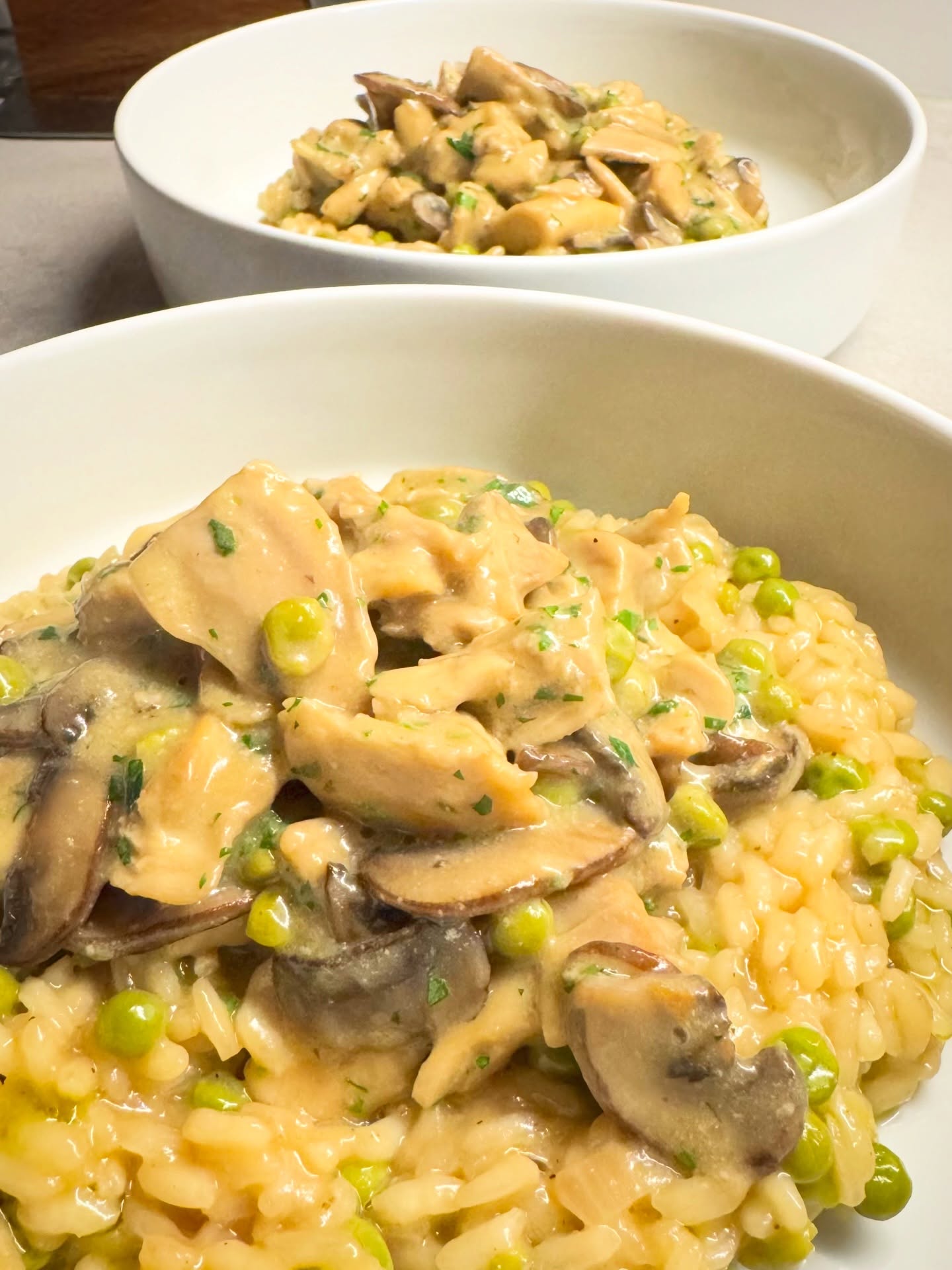 Erbsen-Risotto mit Hühnchen a la Hühnerfrikassee.  Leckere Kombination!  #risotto #erbse #huhn #champignon #kochen #leipzig #foodie #foodblog