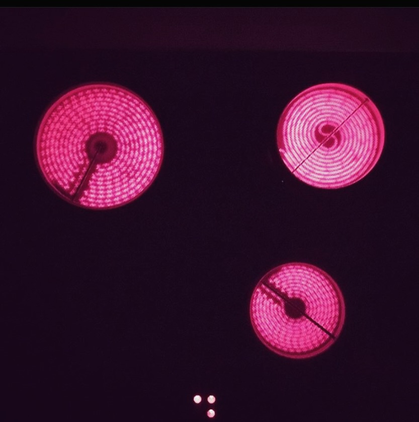 Advent, Advent, die dritte Platte brennt.  Conny und ich wünschen euch einen schönen dritten Advent.  #advent #herdplattenadventskranz #gastrole #leipzig #klassiker #foodblog