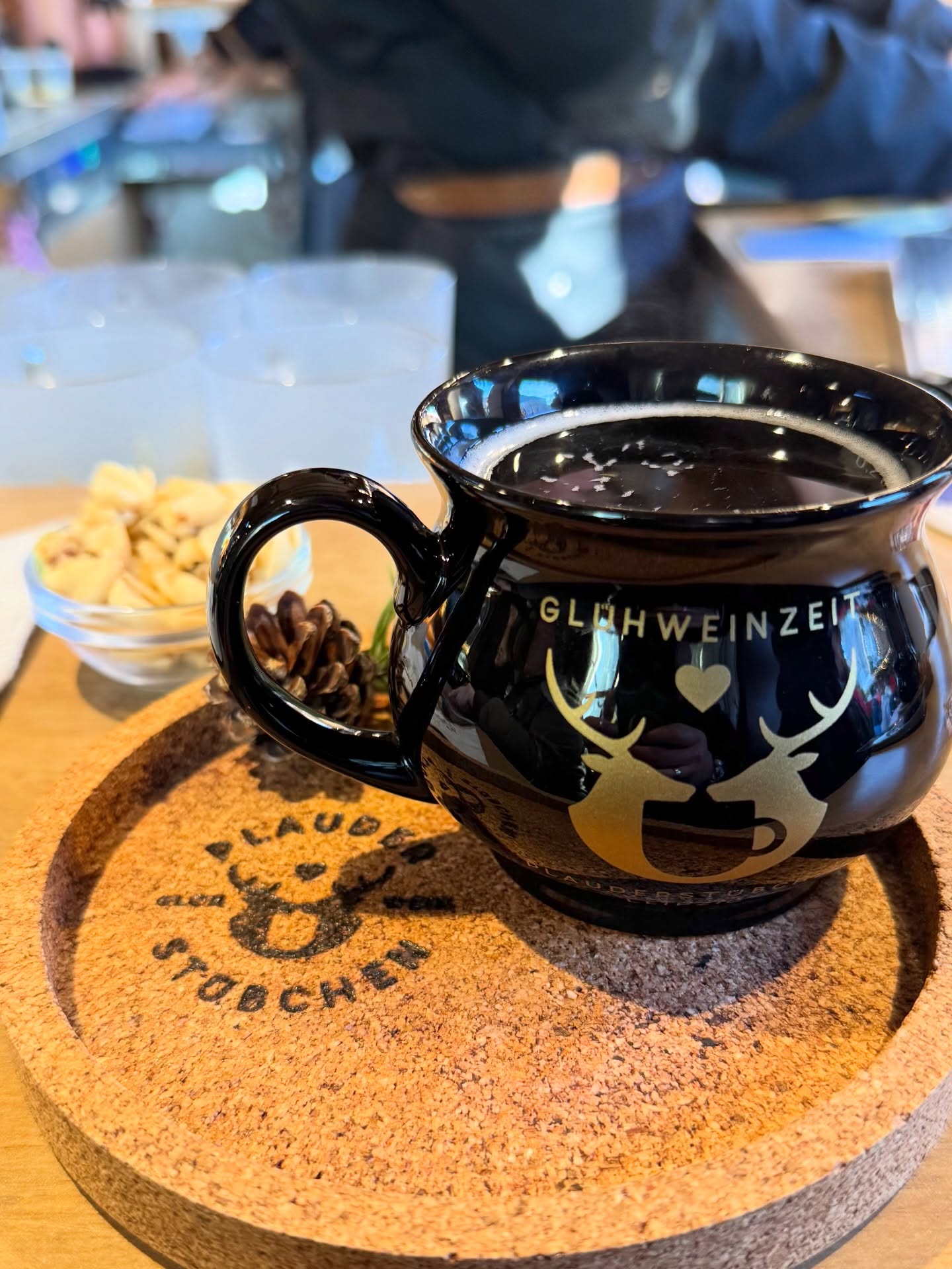 So kann man einen Sonntag auch starten - mit lecker Glühwein im @plauderstuebchen_leipzig  Zum Wohl und schönen 4. Advent und einen tollen Sonntag.  #glühwein #weihnachtsmarkt #leipzig #freunde #sonntag