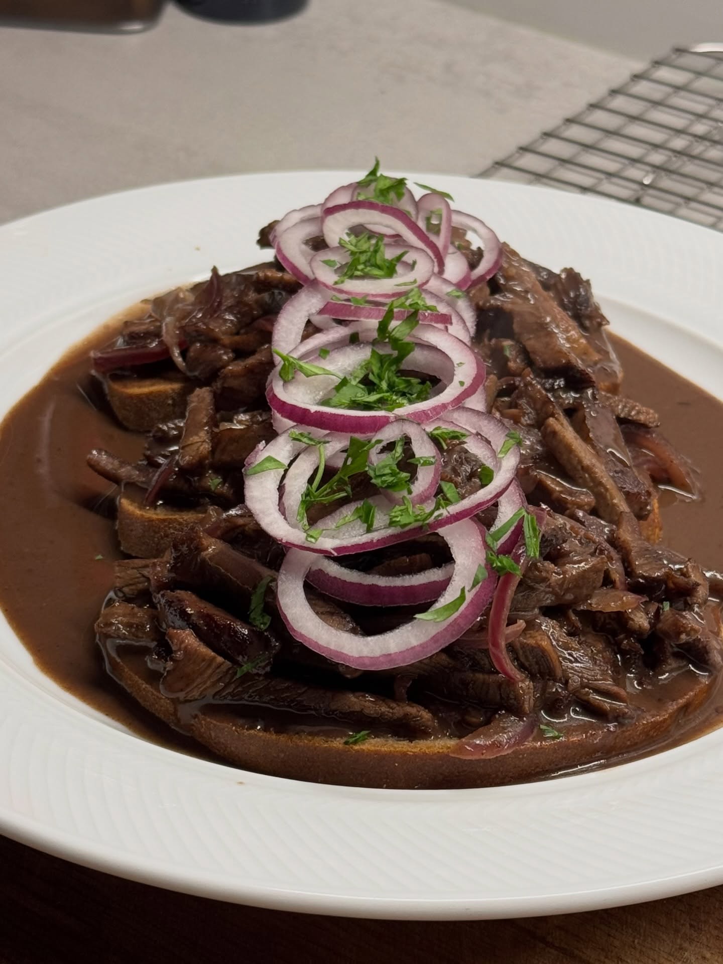 Und weiter geht die kulinarische Resteverwertung - Warmes Eckchen vom Sauerbraten.  #leftover #resteessen #warmeseckchen #sauerbraten