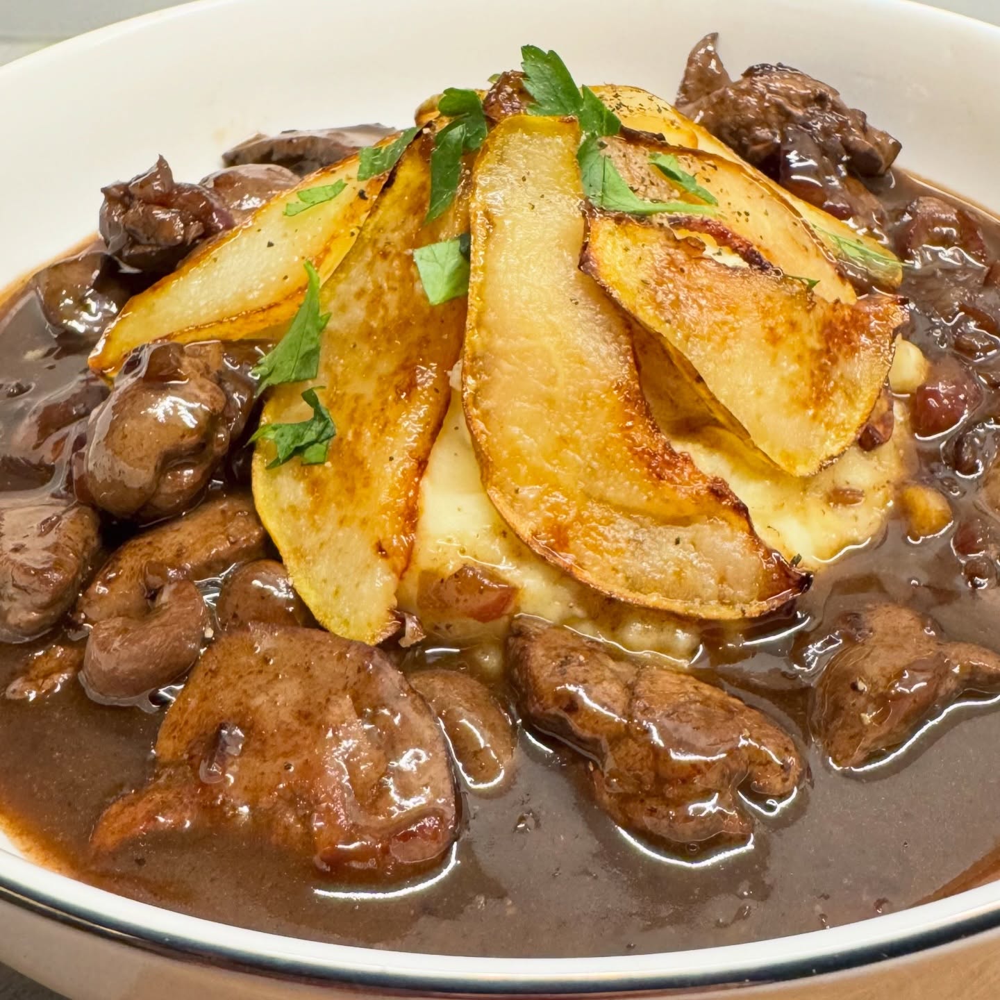 Von den Feiertagen ist noch etwas übrig - so auch Leber und Nierchen von 2 Kaninchen. Daraus habe ich ein schnelles Ragout mit Kaninchenbratensoße, Kartoffelstampf und karamellisierten Birnen - bäm 🤤  #leftover #resteessen #kanincheninnerein #foodporn