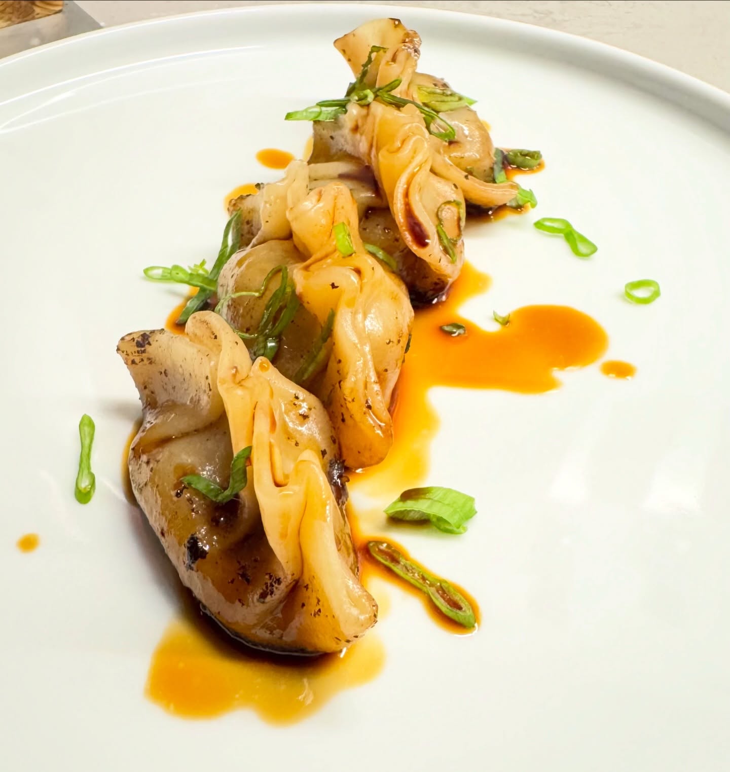 „Second Life für das Weihnachtsessen! 🐰🥬  Vom geschmorten Kaninchen und dem Reh Wellington war noch einiges übrig – also ab in den Teigmantel damit! Die Kombi aus Wildkräutern wie Thymian, Wirsing und Kaninchen-Jus in der Gyoza-Hülle ist ein echtes Upgrade. Erst anbraten, dann mit Jus ablöschen und dämpfen, bis sie glasig sind. Knusprig, saftig, genial.  #gyoza #kaninchen #kaninchengyoza #foodstagram