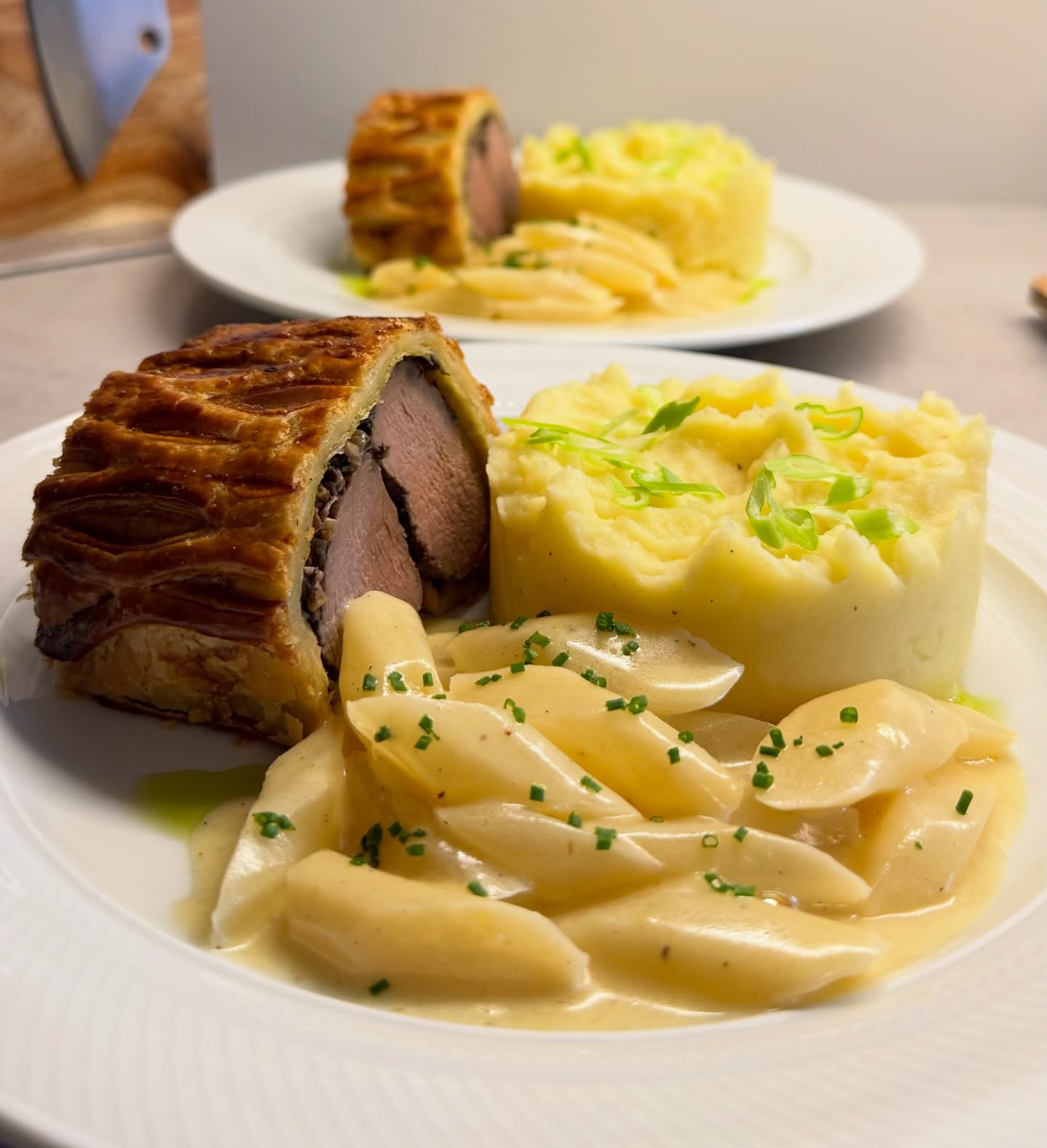 Das beste sind die Reste vom Feste.  Ein Rest vom Reh Wellington mit Kartoffelstampf und Schwarzwurzeln á la Créme.  Satt und zufrieden chillen wir nun gemütlich in den ersten Sonntag 2026 auf der Couch.  Schönen Sonntag euch 🙌  #reh #wellington #rehwellington #schwarzwurzel #kartoffelstampf