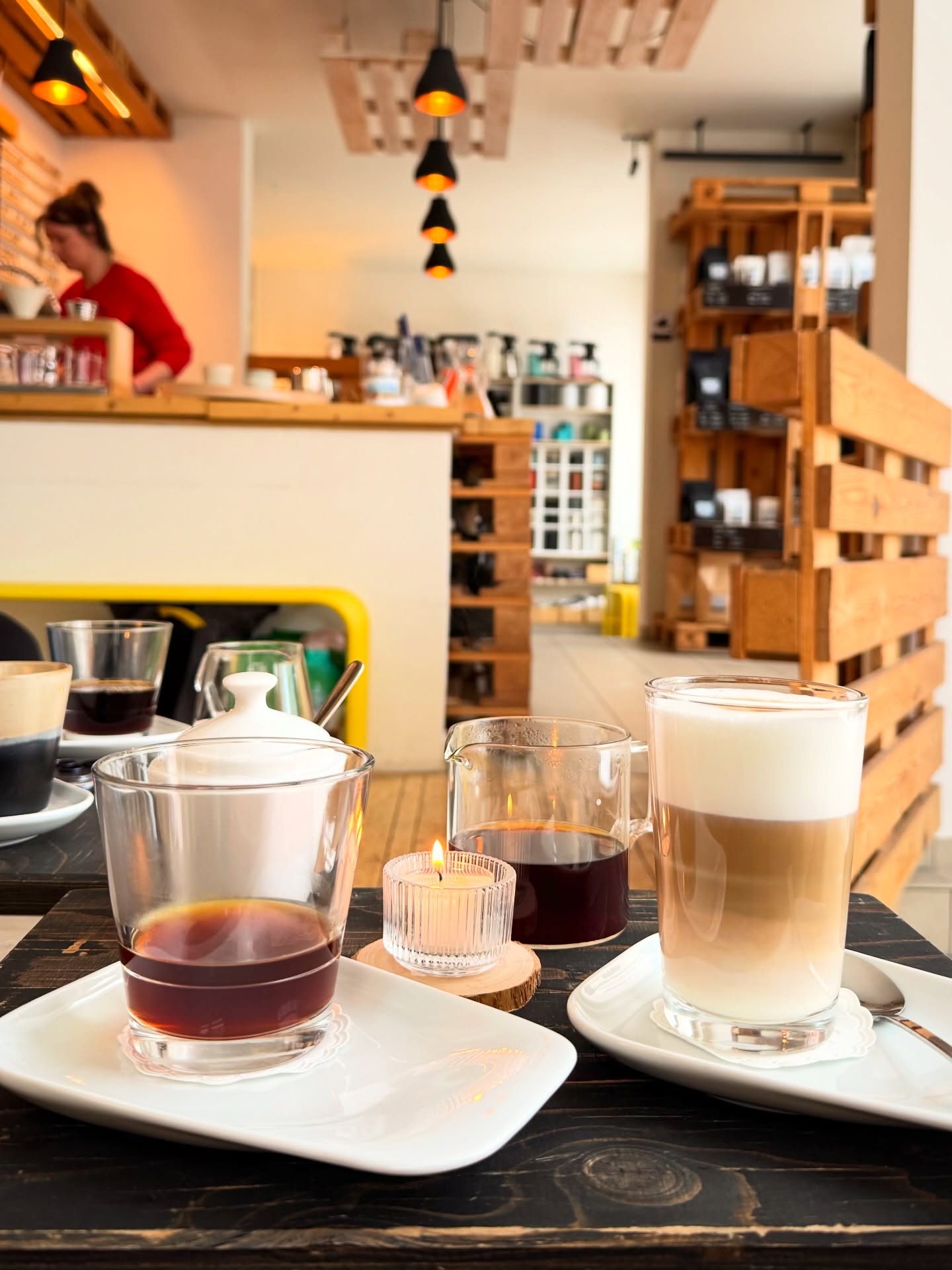 Guten Morgen aus der @bruehbar,  Zum ersten mal in diesem Jahr treffen wir uns zu unserem #Samstagsritual in unserer Lieblingskaffeebar und Rösterei und genießen Käffchen und Latte Macchiato und stimmen uns aufs Wochenende ein.  #brühbarleipzig #kaffeerösterei #kaffeebar #leipzig