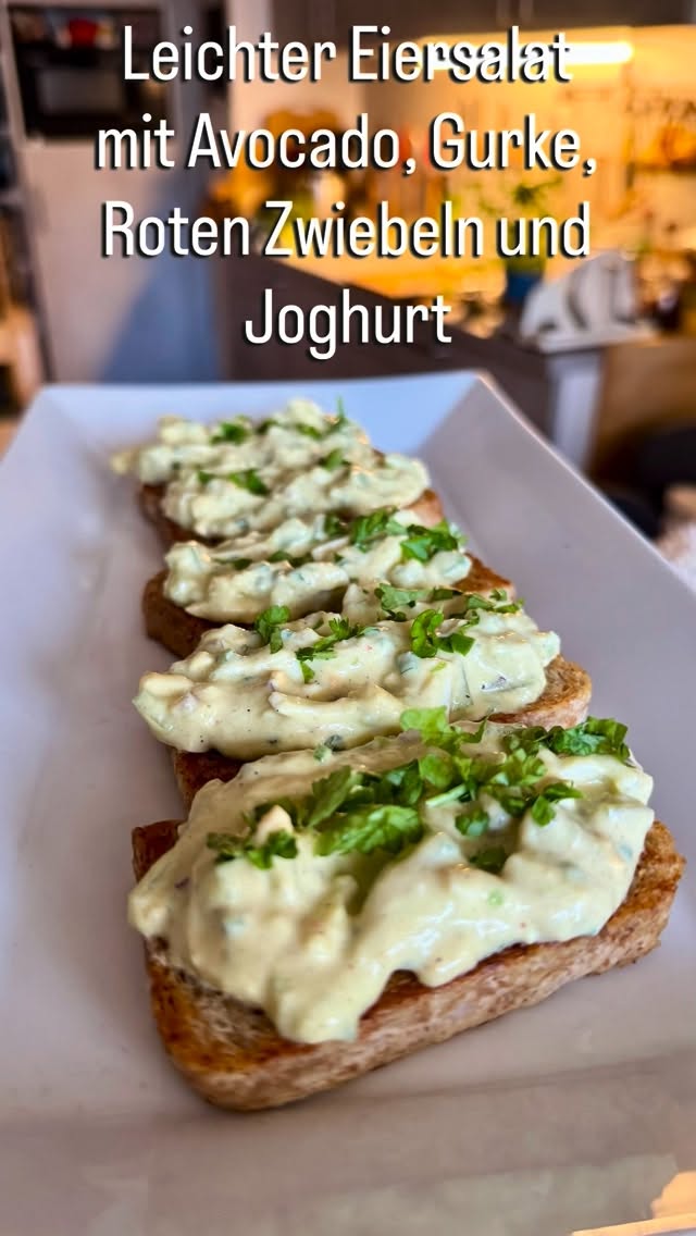 Diesen leichten Eiersalat ohne Mayonnaise haben wir kürzlich bei @doc.felix entdeckt und mal nachgemacht. Echt lecker und schnell zubereitet. Probiert es mal aus.  #eiersalat #avocado #gurke #joghurt