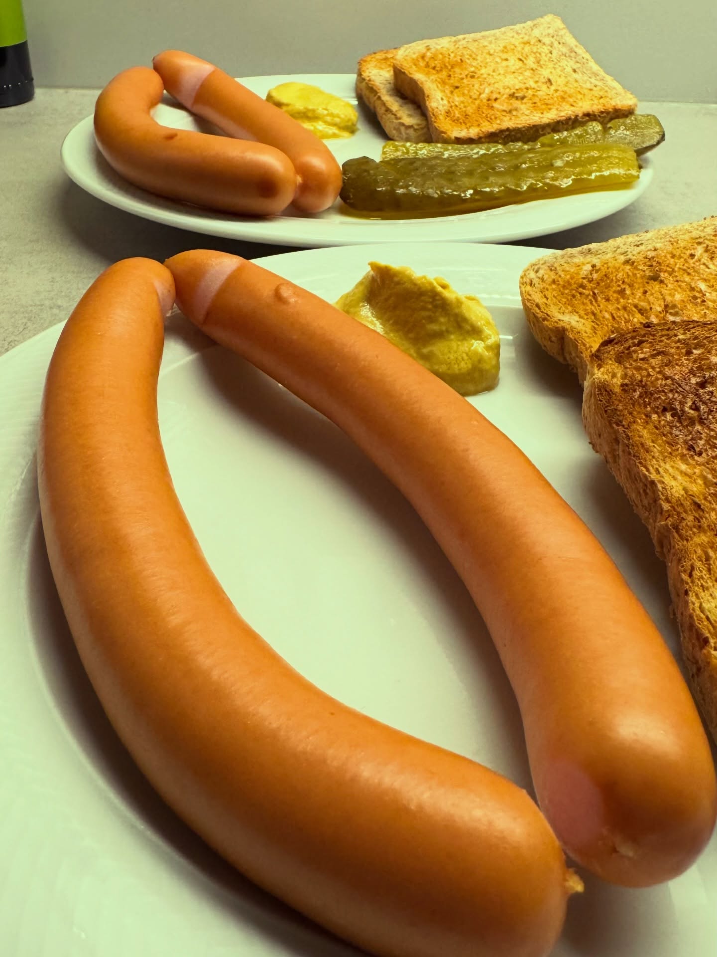Für mehr Realität auf Instagram zeige ich euch mal, dass auch wir nur mit Wasser kochen. In diesem Fall wurden die Wiener Würstchen in heißem Wasser erwärmt und mit Vollkorn-Toast und Bautzner Senf dargereicht. Kein Schnickschnack - einfach aber lecker ☺️  #wienerwürstchen #toast #senf #abendbrot