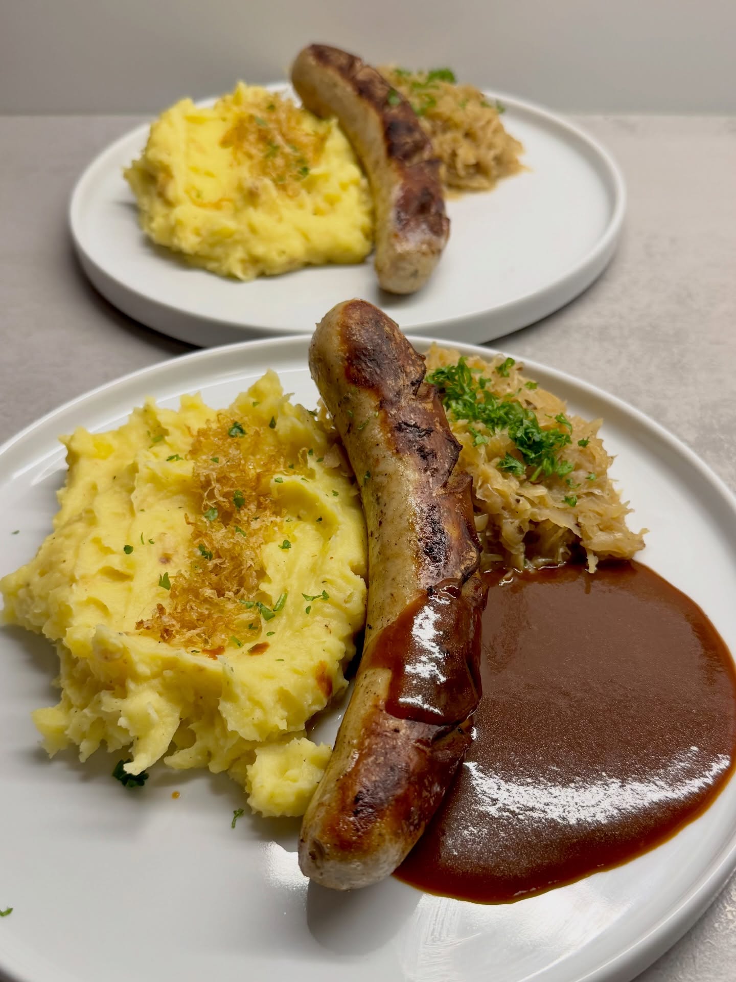 Bratwurst, Sauerkraut, Kartoffelstampf und Bratensauce. Auch eines der Gerichte, die ich seit meiner Kindheit sehr gerne esse. Mögt ihr solche Gerichte auch so?  #deutscheküche #leibspeise #bratwurst #kartoffelstampf #sauerkraut