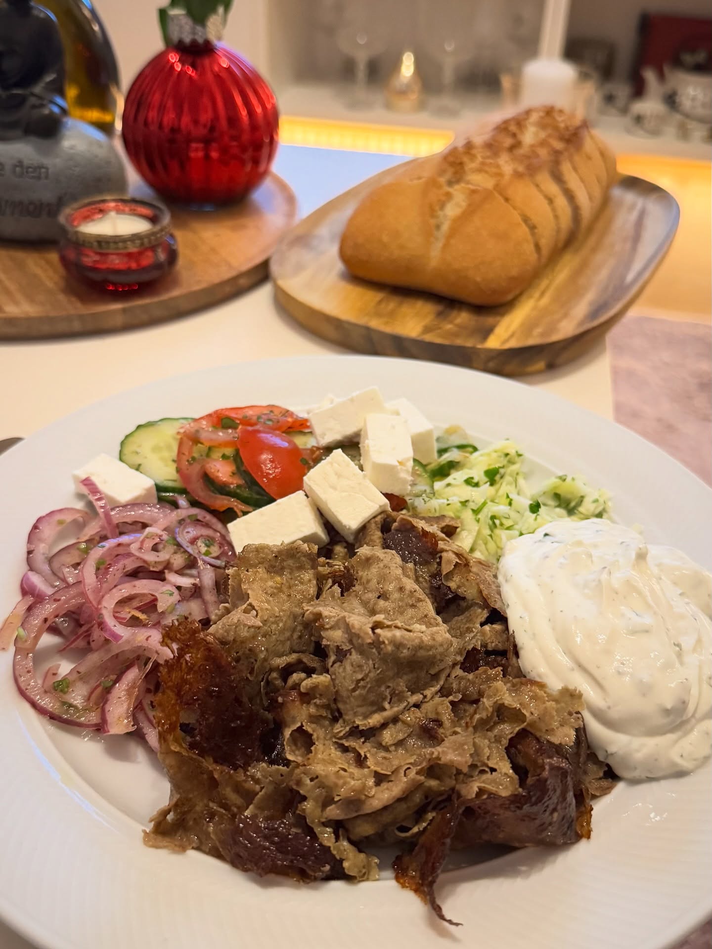 Weiter geht es mit meiner Abendbrot-Reihe.  Heute: Dönerteller mit dem kürzlich viral gegangen Backpapier-Döner. Schmeckt super und kostet kein Vermögen und schmeckt auch mit Ciabatta  #abendbrot #dönerteller #backpapierdöner #backofendöner
