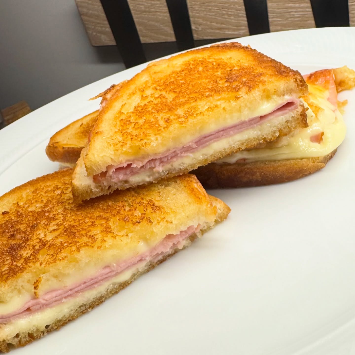 Schnelles Abendessen in der Woche - Croque Monsieur. Einfach Weißbrot, gekochten Schinken & Käse und eine Flocke Butter. So lecker.  #schnelleküche #abendessen #croquemonsieur #delicious