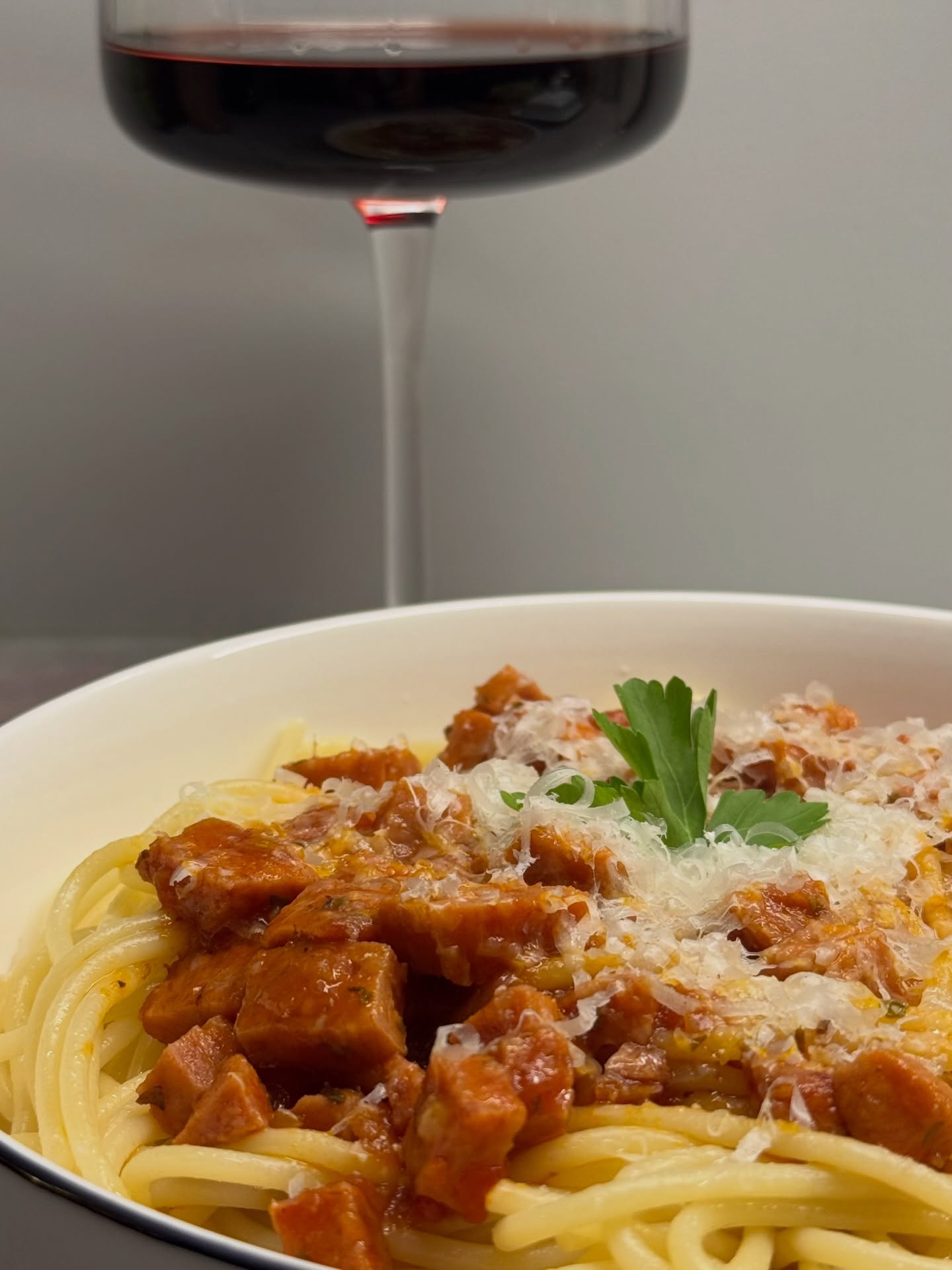 Meine italienischen Freunde müssen da durch, aber wir hier im Osten lieben Spaghetti mit Tomatensoße und Jagdwurst. Selbst der Wein ist nicht aus Italien sondern aus Moldova (Moldawien)  Da wir heute erst am späten Nachmittag von einem Wochenendtrip von meiner Familie aus dem südlichen Vogtland zurück kamen, durfte es zum Abendessen was schnelles geben. Außerdem wurden die Rester eingepackt, so haben wir in der Woche auch was zum Mittagessen auf Arbeit.  Schönen Sonntag und tollen Start in die Woche. ✌️  #spaghettimitjagdwurst #rotwein #ddrküche #moldawischerrotwein