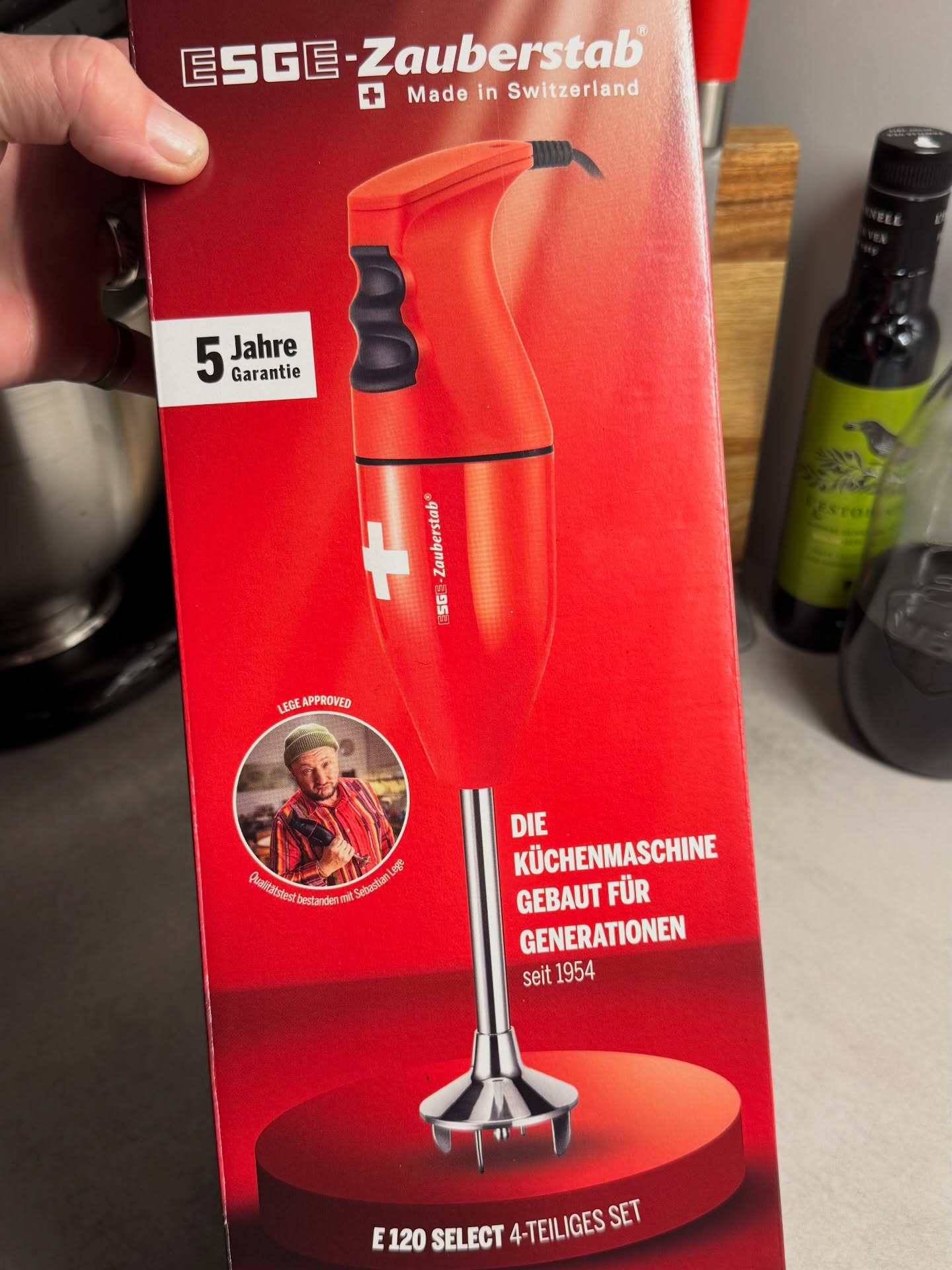 Nachdem mich mein @jamieoliver Mixstab nach vielen treuen Jahren mit Getriebeschaden verließ und mein Akku-Mixstab von @boschhomedach zwar nach fast 20 Jahren immer noch nicht totzukriegen ist aber leider einen zu schwachen Motor hat, zog heute ein @esge_zauberstab ein.  Damit kann ich zwar nicht zaubern, aber sensationell mixen 😁  Danke mein Schatz @zahni_le 😘  #mixstab #stabmixer #zauberstab #küchengeräte