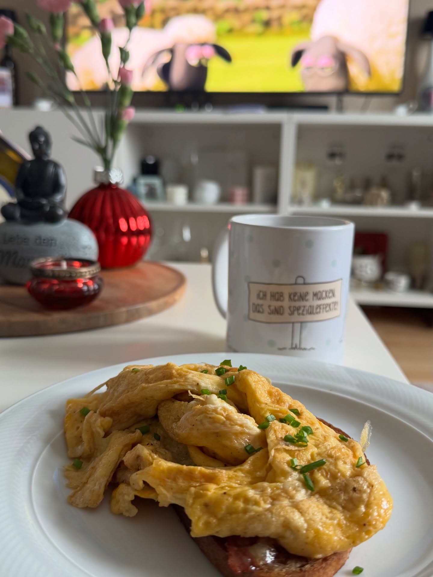 Guten Morgen,  die Sonntage starten wir so oft es geht mit der Sendung mit der Maus und Rührei oder Spiegelei und einer Tasse Kaffee.  Habt ihr auch solche Sonntagsrituale?  #sonntagmorgen #immerwiedersonntags #frühstück #rührei