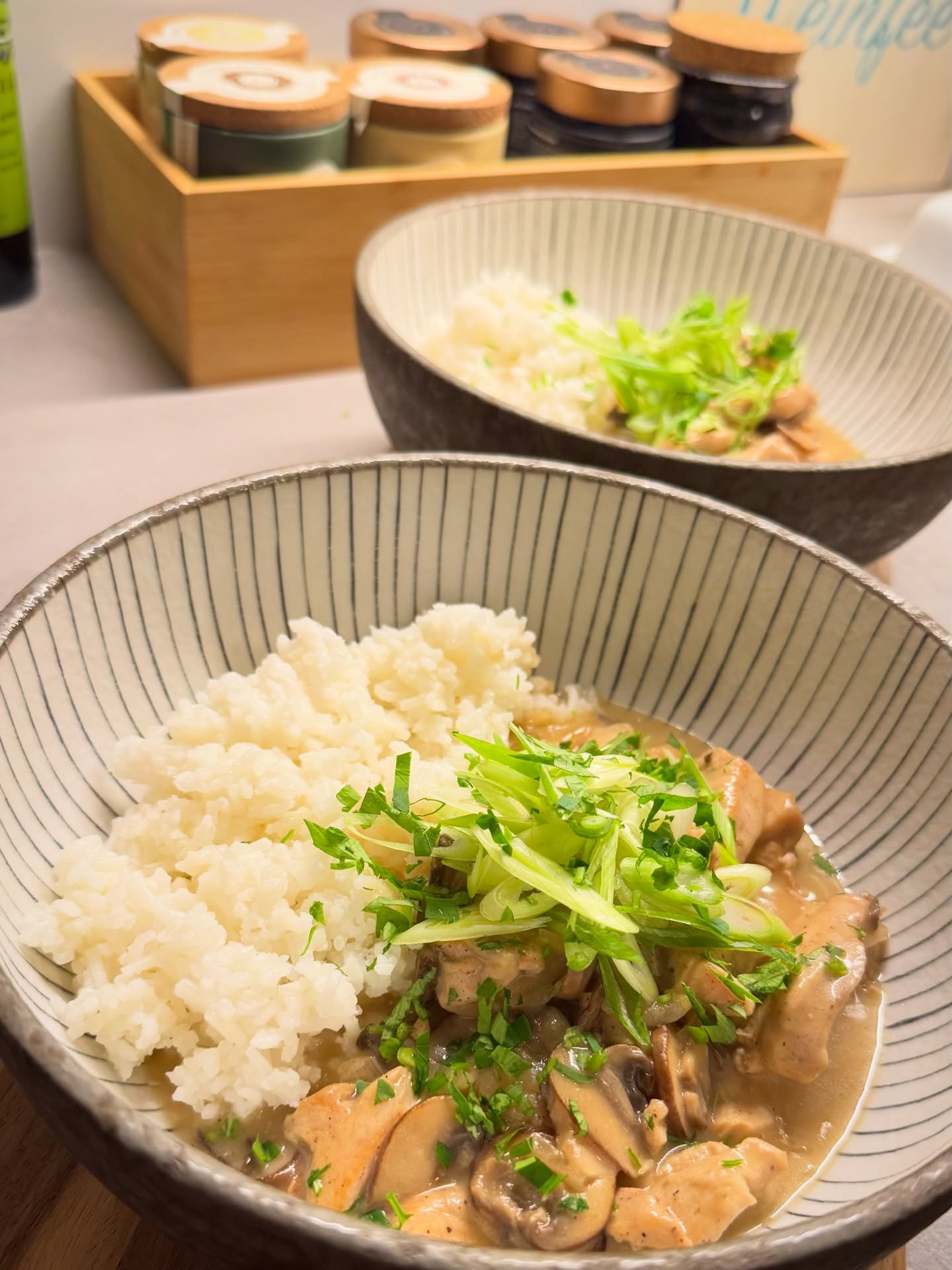 Gestern hab ich wieder etliches gleichzeitig gekocht. Erstens entspannt mich kochen und zweitens hatte ich dafür heute etwas Zeit um mich ein wenig um andere Dinge zu kümmern.  Den Reis für das Hähnchengeschnetzelte habe ich heute zum ersten Mal in unserer Ninja Speedi zubereitet. Muss sagen, klappt super. Danke nochmal an Hanka und Sören für dieses Geschenk.  #geschnetzeltes #hähnchen #hähnchengeschnetzeltes #reis #schnellegerichte