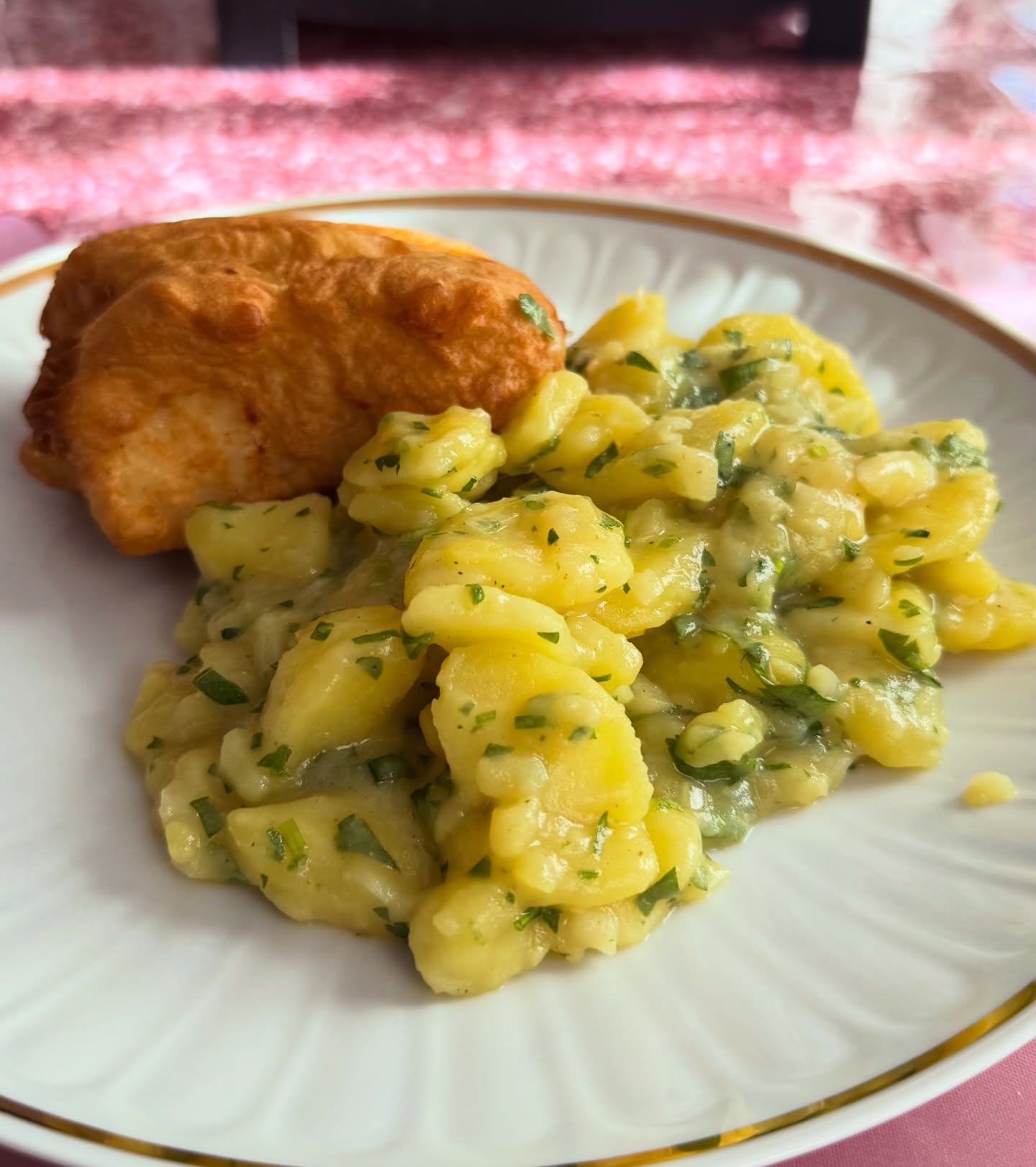 Von Freunden wurde Fisch und warmer Kartoffelsalat gewünscht. Also hab ich Backfisch im Bierteig mit schwäbischen Kartoffelsalat gezaubert. Das Ergebnis war sehr lecker und hat den Geschmack unserer Freunde perfekt getroffen.  #backfischimbierteig #kartoffelsalat #schwäbischerkartoffelsalat #kabeljau