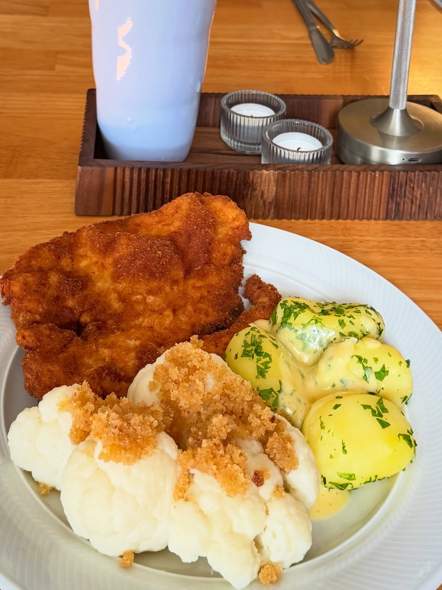 Conny hatte sich schon sehr lange Blumenkohl gewünscht. Dem Wunsch habe ich ihr heute zum Weltfrauentag erfüllt. 
Dazu gab es Petersilienkartoffeln, Conny liebt Kartoffeln, und Sauce Hollandaise. Natürlich selbst überm Wasserbad von Hand aufgeschlagen. Liebe geht durch den Magen und direkt ins Herz ❤️  #liebe #essen #blumenkohl #schnitzel #hollandaisesauce