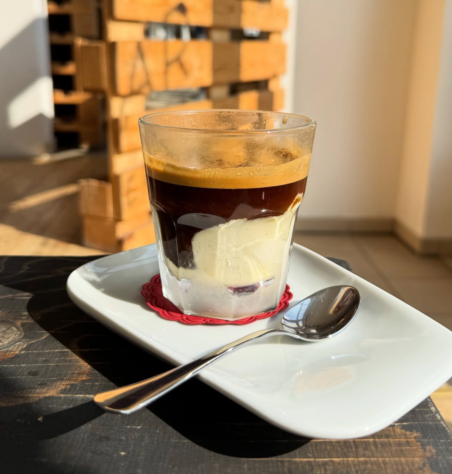 Den Samstag starten wir wie immer in der Brühbar mit tollen Kaffeespezialitäten, wie diesem Affogato.  Macht euch ein schönes Wochenende 🫶  #kaffee #affogato #brühbarleipzig #kaffeerösterei #kaffeebar