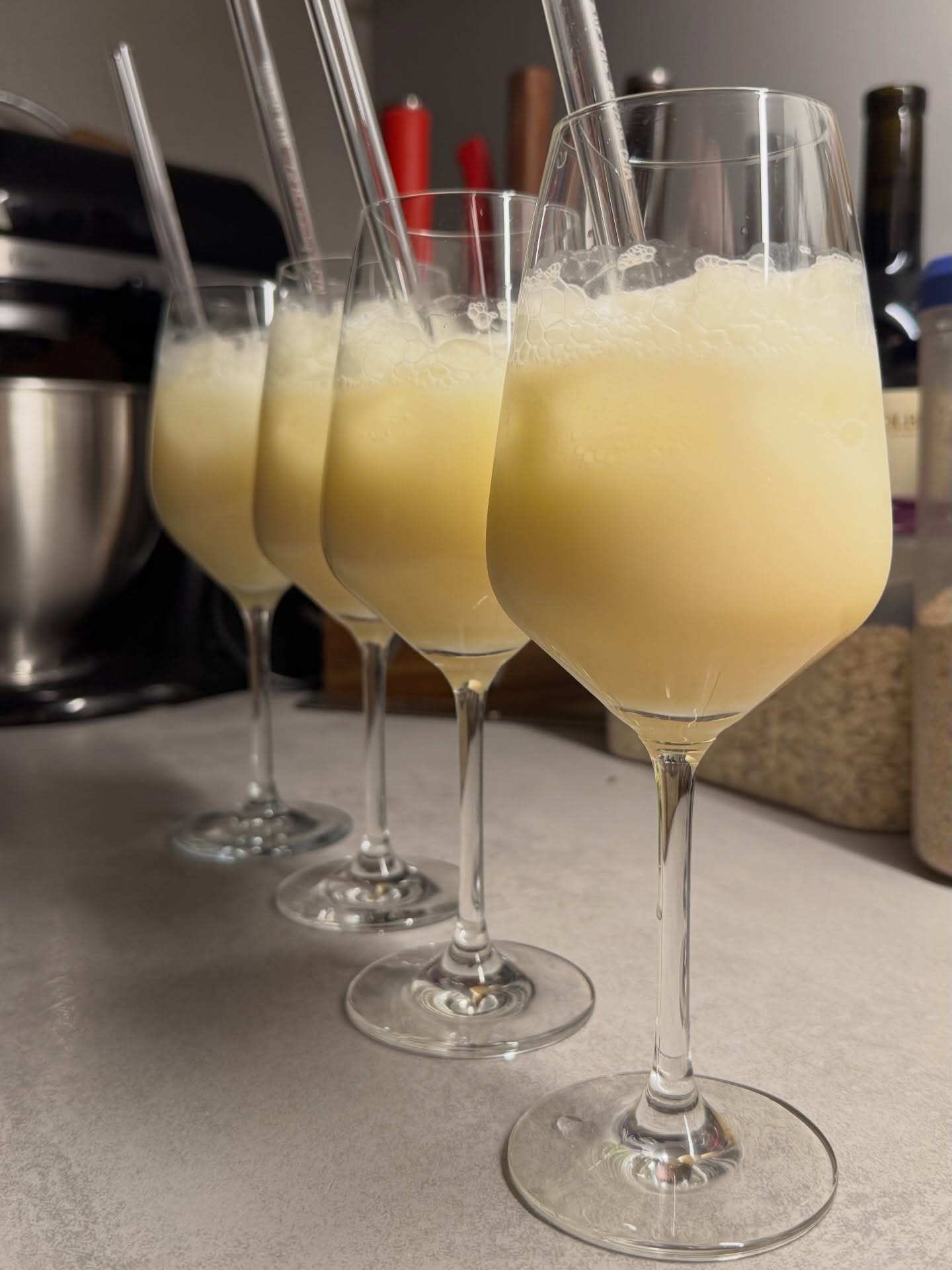 Passt zu Ostern - Eierlikör-Spritz  Ganz easy, Eiswürfel ins Glas, 4 cl Eierlikör und dann mit Sekt aufgießen. Schmeckt gar nicht mal so schlecht 👌  #zumwohl #eierlikör #eierlikörspritz #sekt