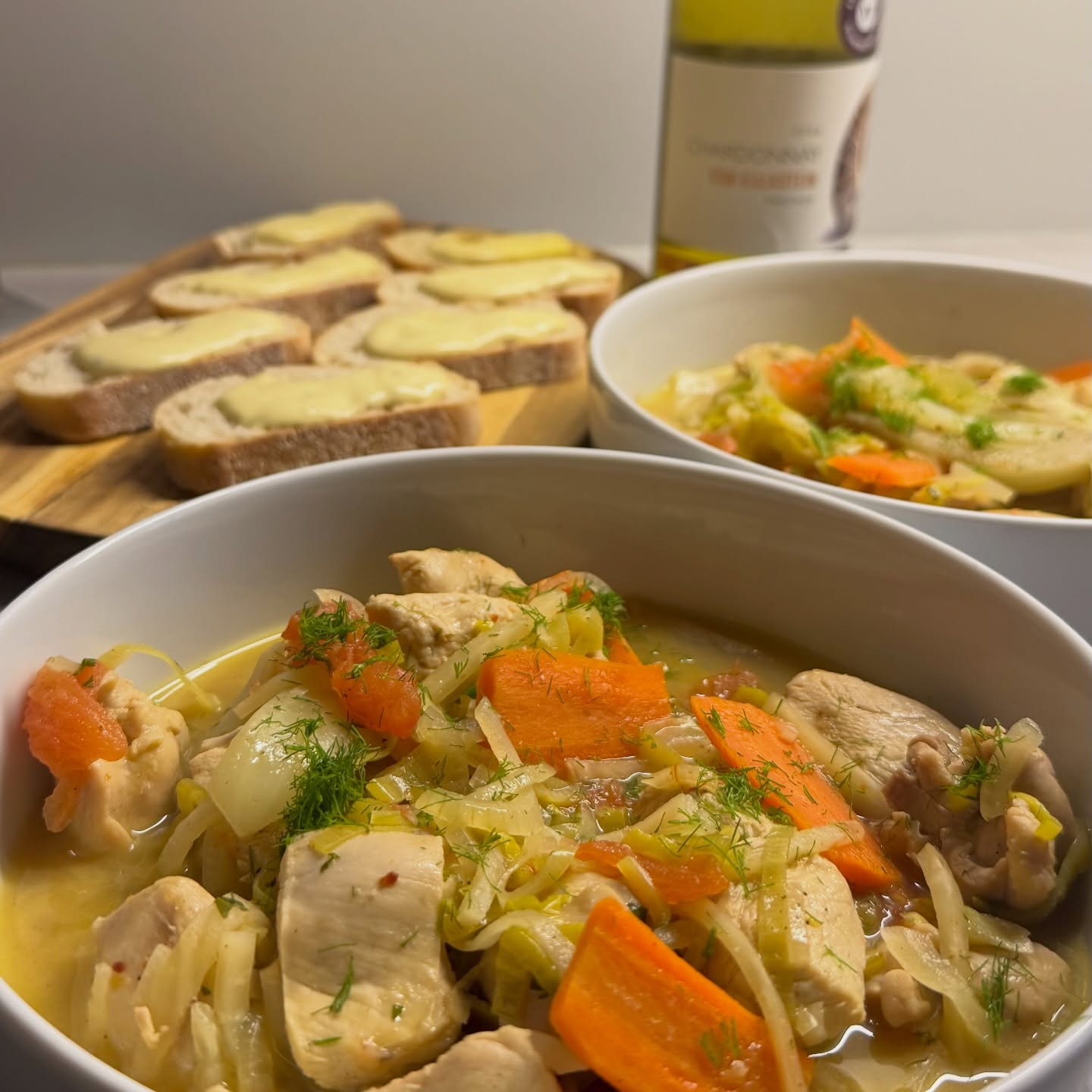 Heute hat Conny sich ein Gericht gewünscht von Meta Hildebrand. Mitgebracht hat sie das Gericht von ihrem Chef, aber „Rübli“ brachten mich recht schnell auf den Weg herauszufinden wer die originäre Urheberin war.  Bouillabaisse en Poulet - Gemüse und Huhn - dazu Baguette mit Rouille. Vive Le france. 🫶  #huhn #suppe #poule #bouilabaisse #rouille