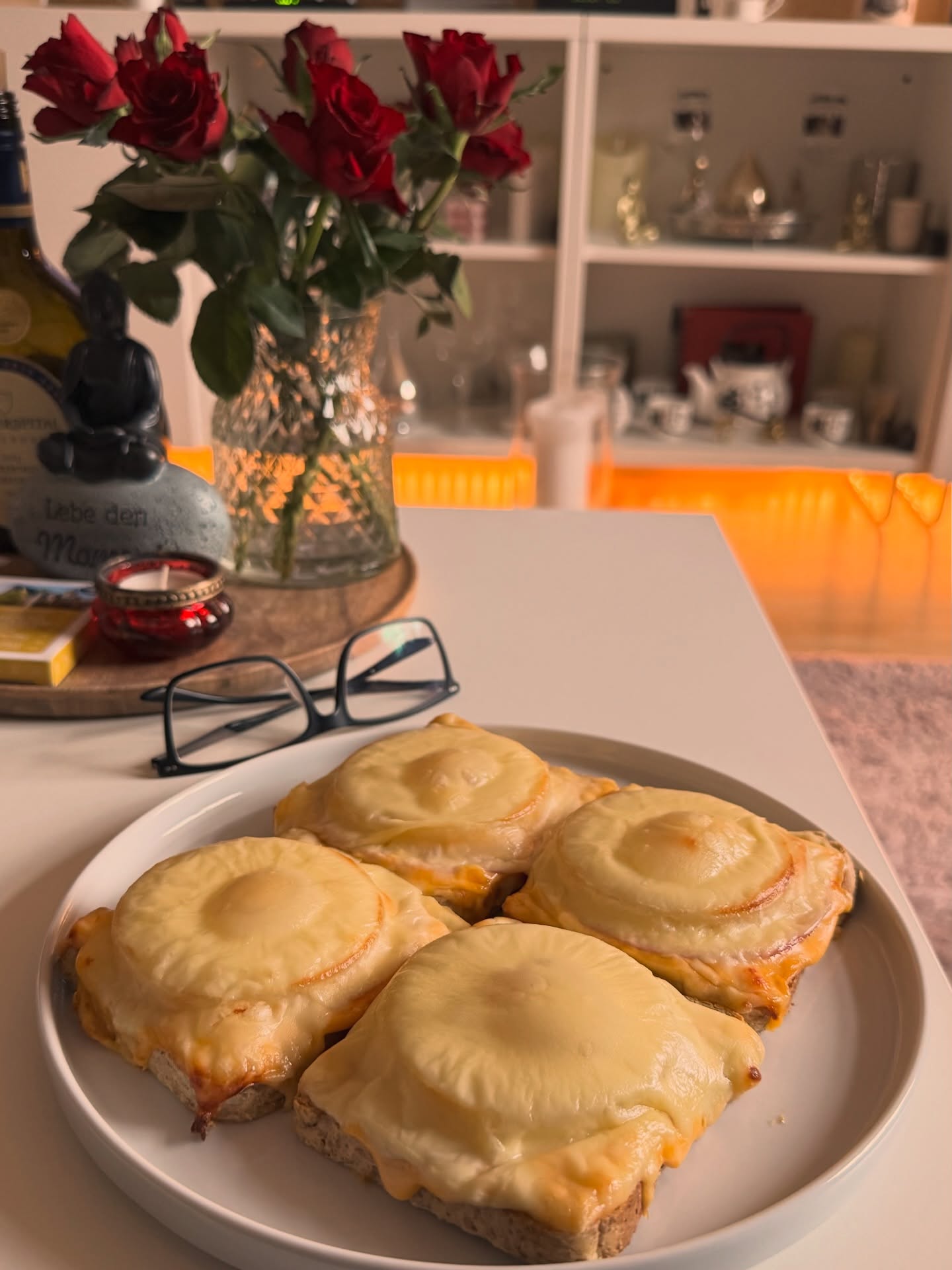 Ich koche ja gerne und oft, aber in der Woche gibt es auch bei uns einfaches Essen. Sowas wie Spaghetti mit Jagdwurst oder Bratkartoffeln mit Ei, gern auch mal Bauernfrühstück.  Sehr gern auch ein Strammer Max oder sehr gern Karlsbader Schnitten und richtig gern die beste Version der beliebten Karli - Toast Hawaii 🥪🍍  #toasthawaii #hawaiitoast #einfachesabendbrot #mitkäseüberbackenschmecktallesbesser  Liebt ihr Hawaii-Toast auch so?