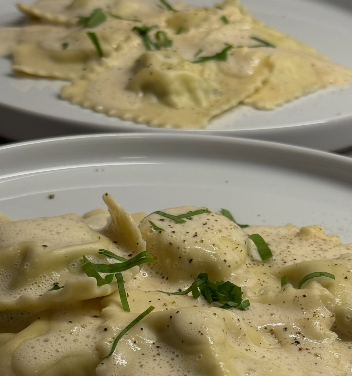 Frühlingszeit - Bärlauchzeit. 
Was liegt da näher als eine cremige Frischkäse-Bärlauch Füllung in einen Pastateig zu geben und das ganze mit einem himmlischen Parmesan-Schäumchen zu umrahmen?  Das Rezept findet ihr ab sofort im Blog.  #bärlauch #ravioli #frischkäse #parmesanschaum #rezeptimblog