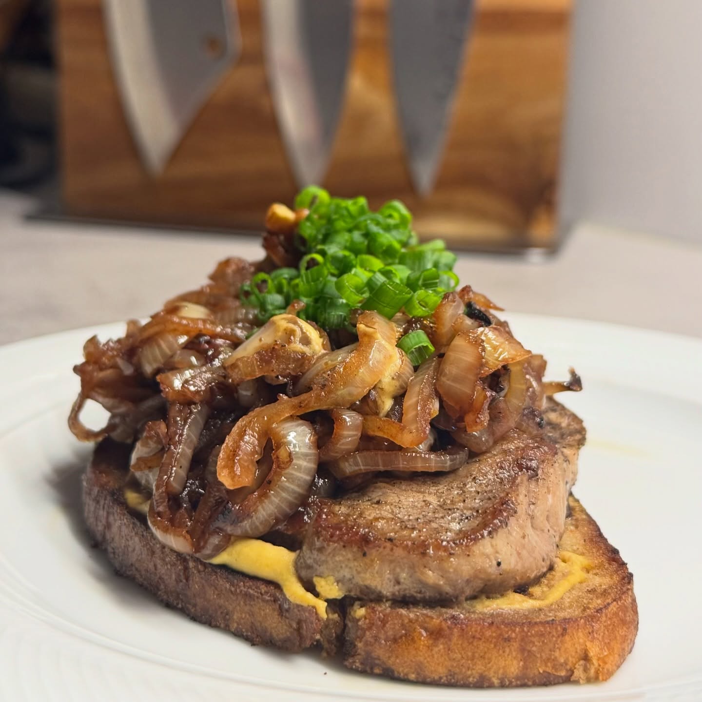 Wie ihr wisst, gibt es in der Woche bei uns auch nur total einfache Gerichte. Sowas wie dieses Nackensteak auf Brot mit Zwiebeln und Senf. Nagut, die Zwiebeln habe ich mit etwas Portwein abgelöscht und an Gewürzen kommt auch mal etwas Piment d‘Espelette zum Einsatz. Aber im Grunde so einfach und lecker wie früher schon das Rostbrätel.  #thüringerrostbrätel #rostbrätel #schweinenackensteak #abendbrot