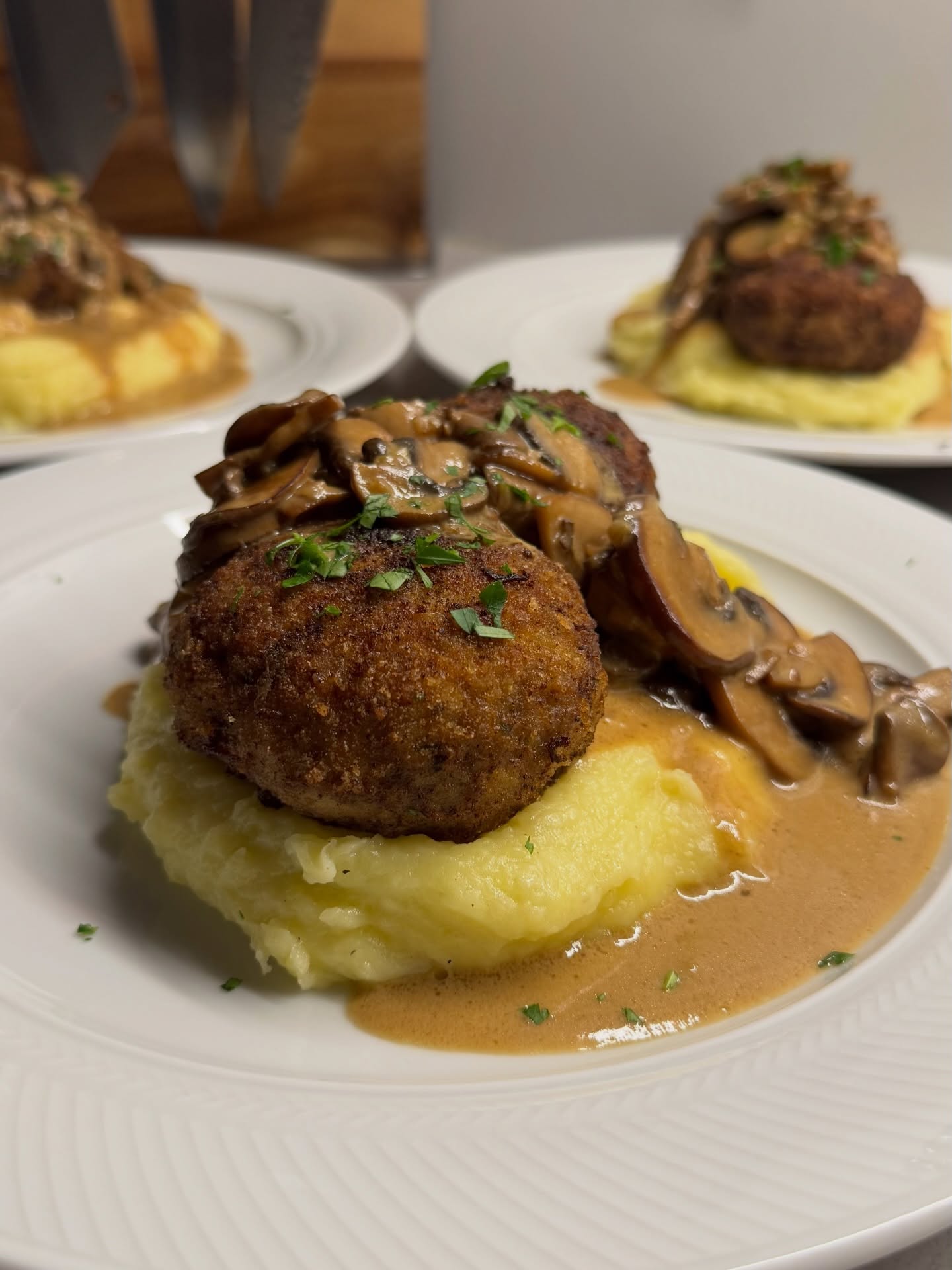 Gestern Abend trafen Diana und Andy bei uns ein. Da sie nach der langen Fahrt auch was leckeres essen sollten - hab ich gestern ein paar leckere Buletten gezaubert und dazu cremiges Kartoffelpüree und Rahmchampignons.  #kartoffelpürree #buletten #frikadellen #rahmchampignons
