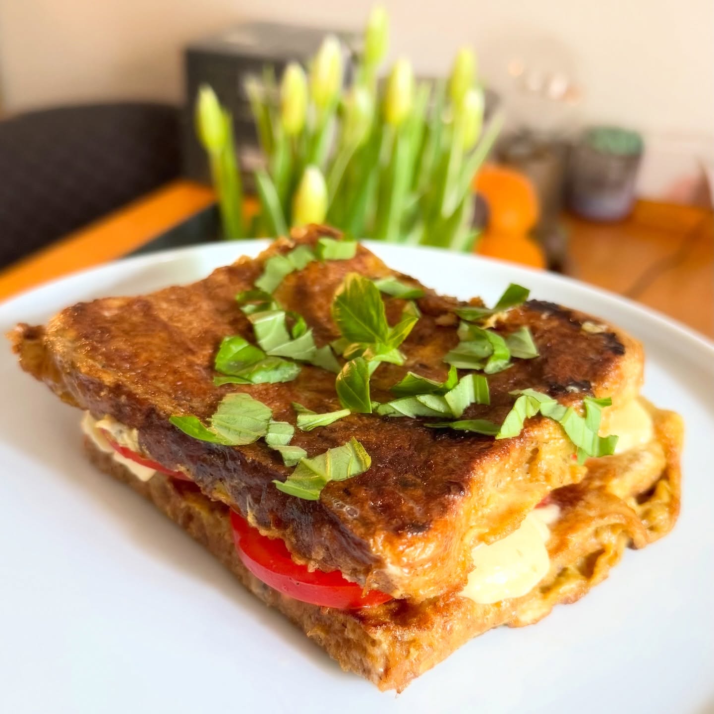 Heute morgen habe ich meiner lieben Frau zum Frühstück herzhafte Arme Ritter - gefüllt mit Tomate und Mozzarella zubereitet.  Zum Frühstück sind wir beide eher Team herzhaft. Wie sieht es bei euch aus ?  #frühstück #breakfast #armeritter #herzhaftearmeritter #teamherzhaftesfrühstück