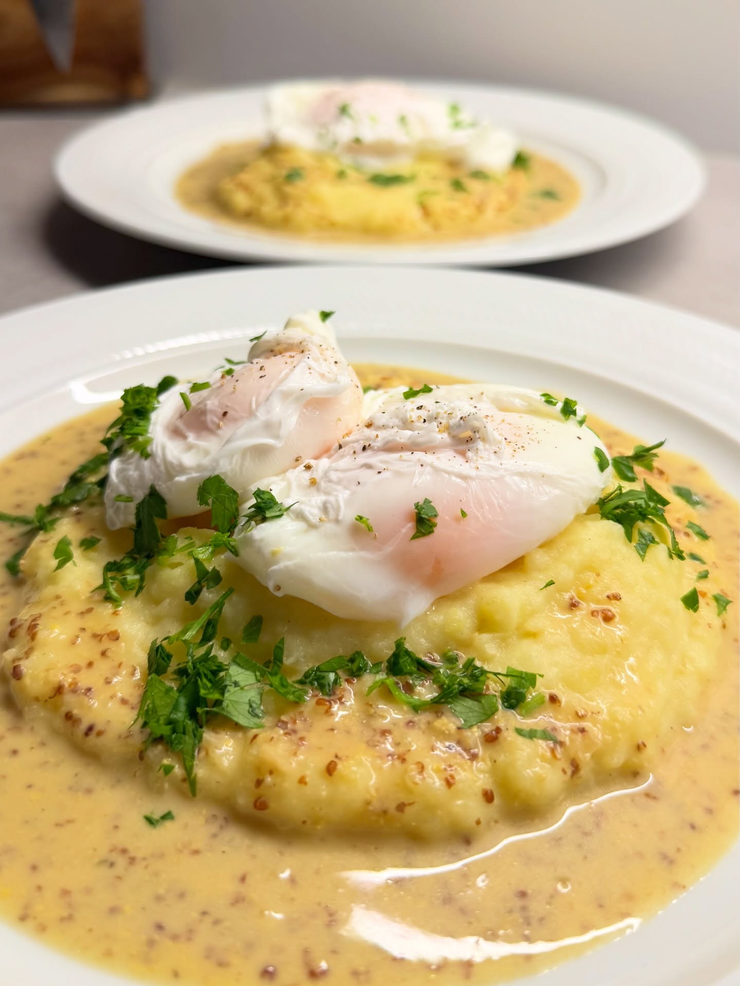 Ein einfaches aber leckeres Essen - Senfsoße, Ei und Kartoffel. Hier mit Kartoffelpüree und pochierten Eiern und groben Dijonsenf.  #einfacheküche #eiermitsenfsoße #senfsauce #lecker #leckeressen