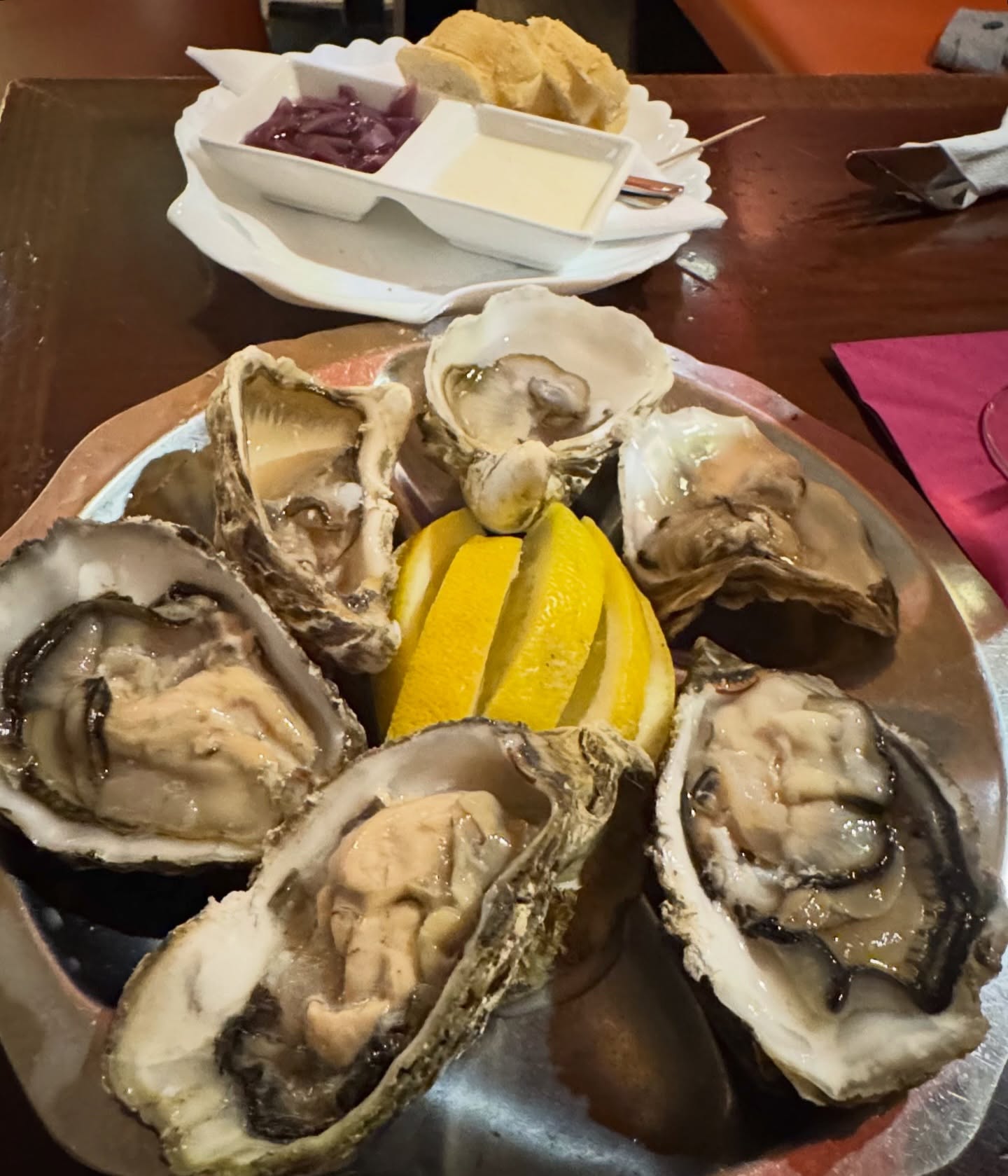Normalerweise esse ich in der Kümmelapotheke in der Mädlerpassage immer den mit Würzfleisch gefüllten Eierkuchen. Aber gestern stand draußen eine kleine Austern-Bar und da hatten sie mich direkt - so bestellte ich gestern nach dem ich Conny vom Bahnhof abgeholt hatte ein halbes Dutzend Austern und ein lecker Glas Cuvée Blanc dazu.  Ich liebe Austern und muss nie welche abgeben weil in meinem Freundeskreis kaum jemand welche ist.  Wie steht ihr zu Austern ?  #austern #oysters #kümmelapotheke #leipzig #gastronomie