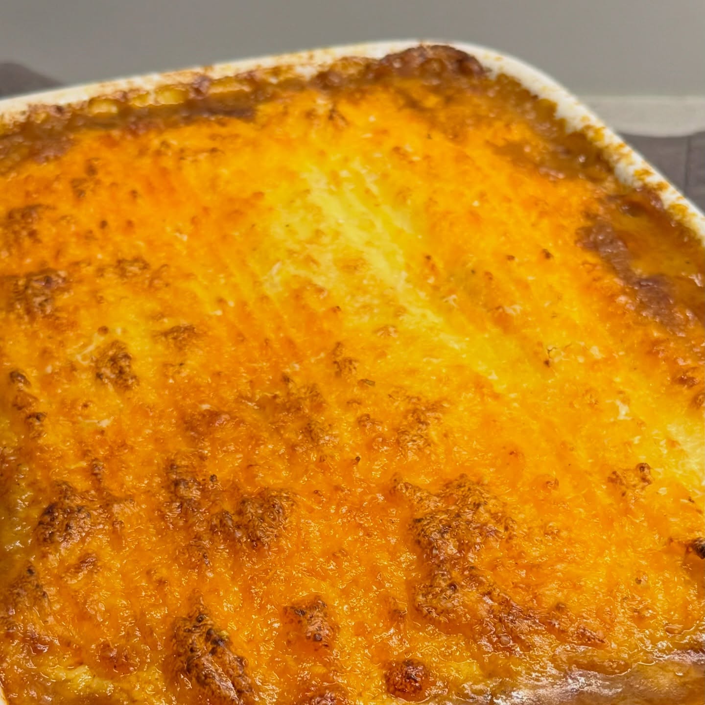 Unter dieser krossen Schicht Kartoffelbrei steckt eine würzige Schicht kross gebratenes Rinderhack. Cottage Pie nennt sich dieser britische Auflauf.  Wundert mich selbst, dass ich dieses Gericht jetzt erst zubereitet habe, so lecker - wird es mal wieder geben.  Und dann versuche ich auch ein ordentliches Foto des Gericht zu machen.  #britischegerichte #cottagepie #auflauf #hackfleisch #kartoffelpüree