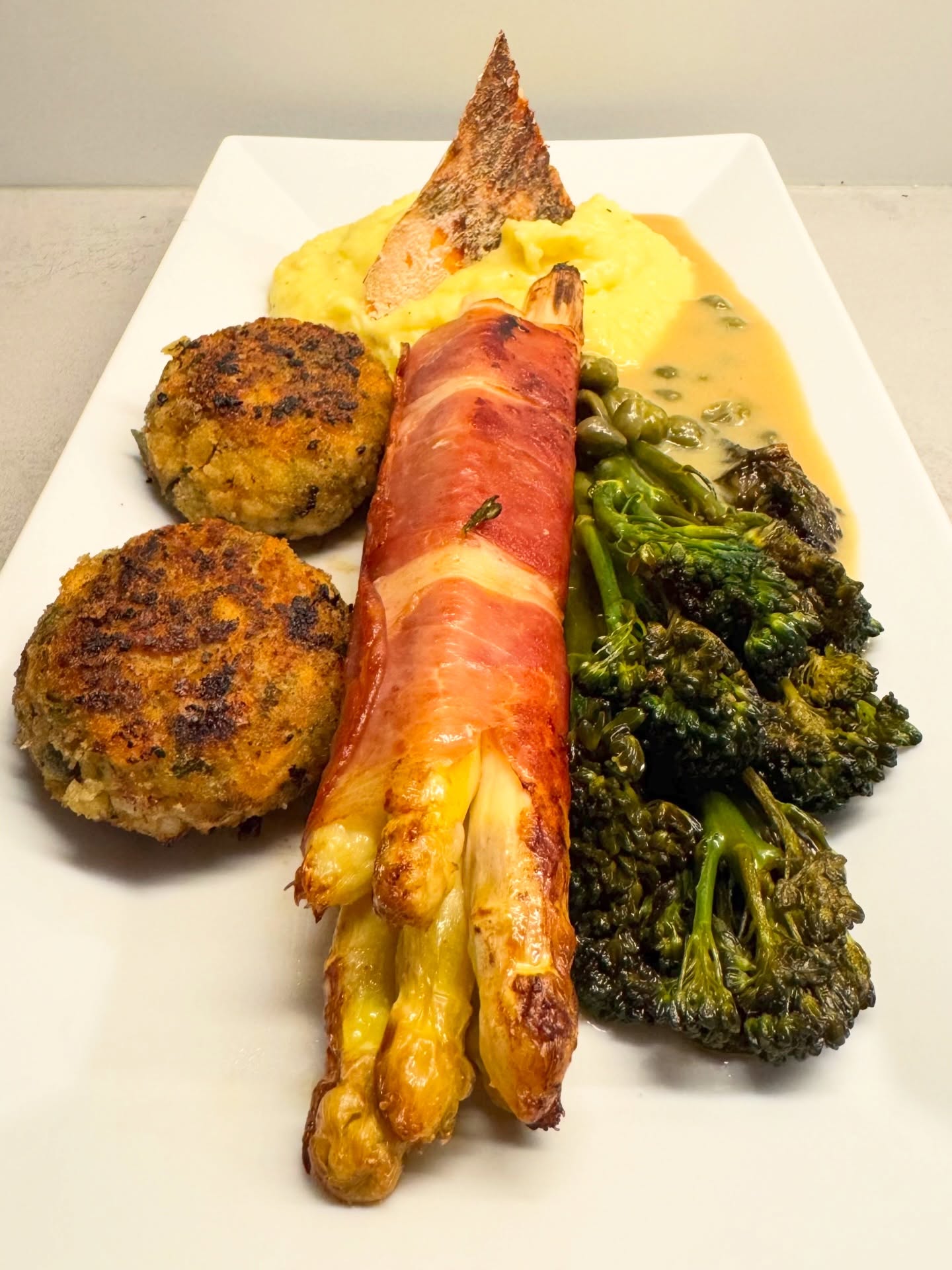 Conny wünschte sich noch einmal Spargel bevor die Saison vorbei ist. Immer nur mit Sauce Hollandaise und Kartoffeln und mit dem obligatorischen Schnitzel war mir dann aber auch etwas zu profan.  Am letzten Freitag hatte @corneliapoletto im Finale der @zdf_kuechenschlacht Polpette di Pesce zubereiten lassen. Das hab ich direkt aufgegriffen und auch gleich die Zitronen-Kapern-Soße mit übernommen. Den Spargel habe ich im Ofen gegart und am Ende mit Parmaschinken umwickelt und etwas in der Pfanne nachgebraten. Dazu noch etwas wilden Broccoli und Kartoffelstampf.  Bei der Küchenschlacht habe ich ja bereits vor 9 Jahren mein Fernsehdebüt gegeben.  #spargel #polpette #polpettedipesce #fischbouletten #küchenschlacht